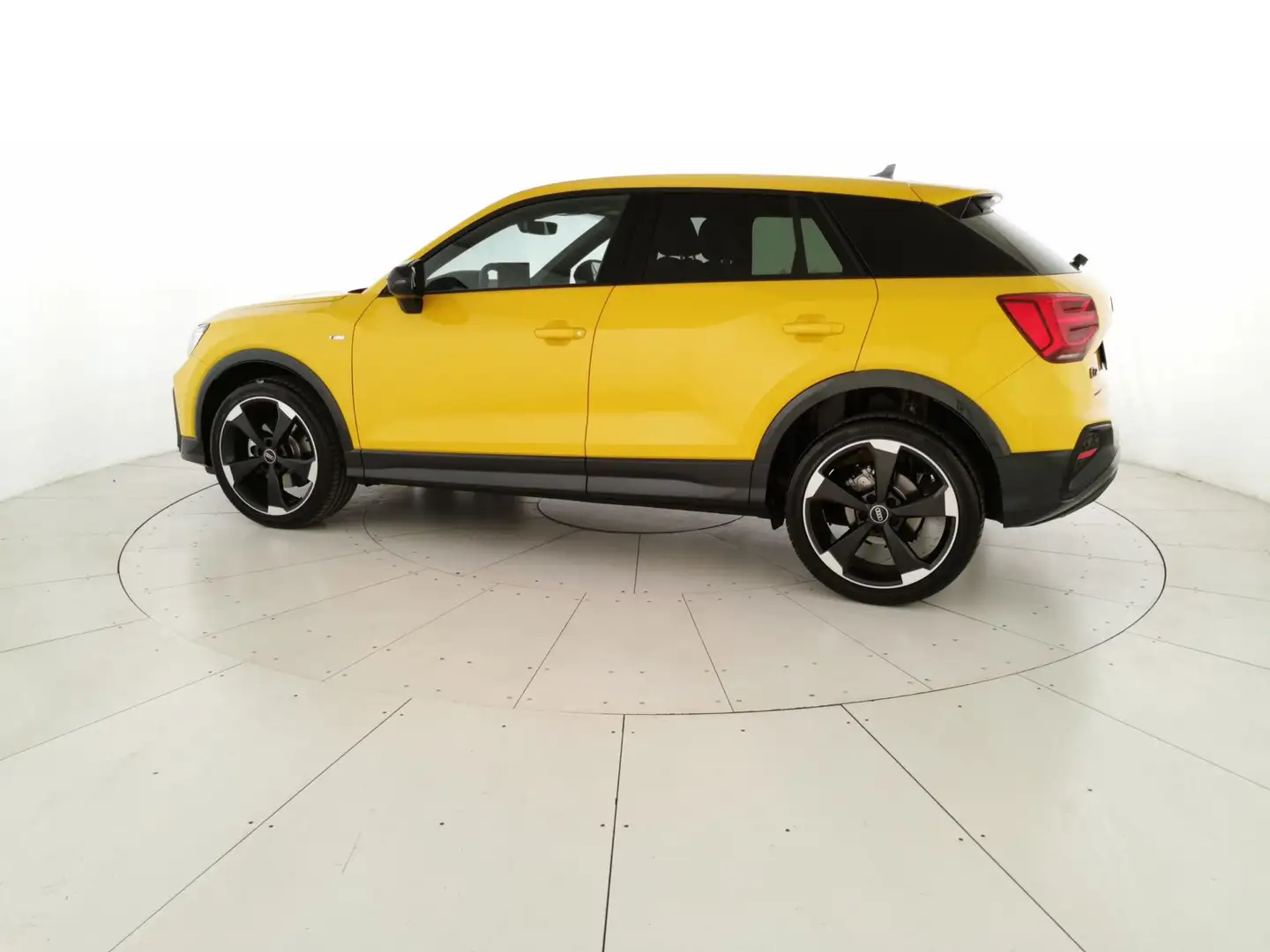Audi Q2 35 1.5 tfsi Identity Black s-tronic Giallo - 2