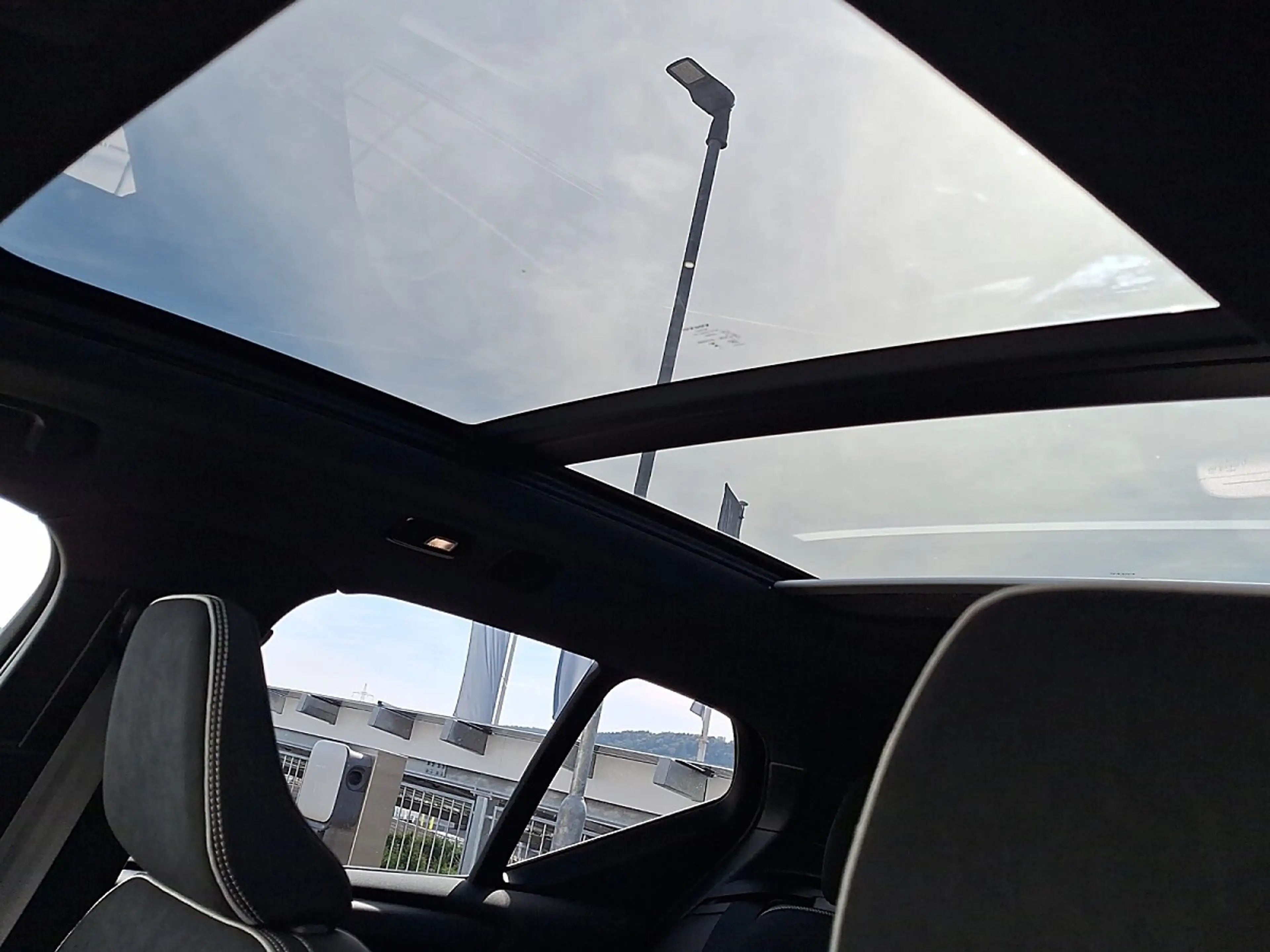 Volvo EX40 Single Motor Extended Range 82kWh Black Edition... — photo 10