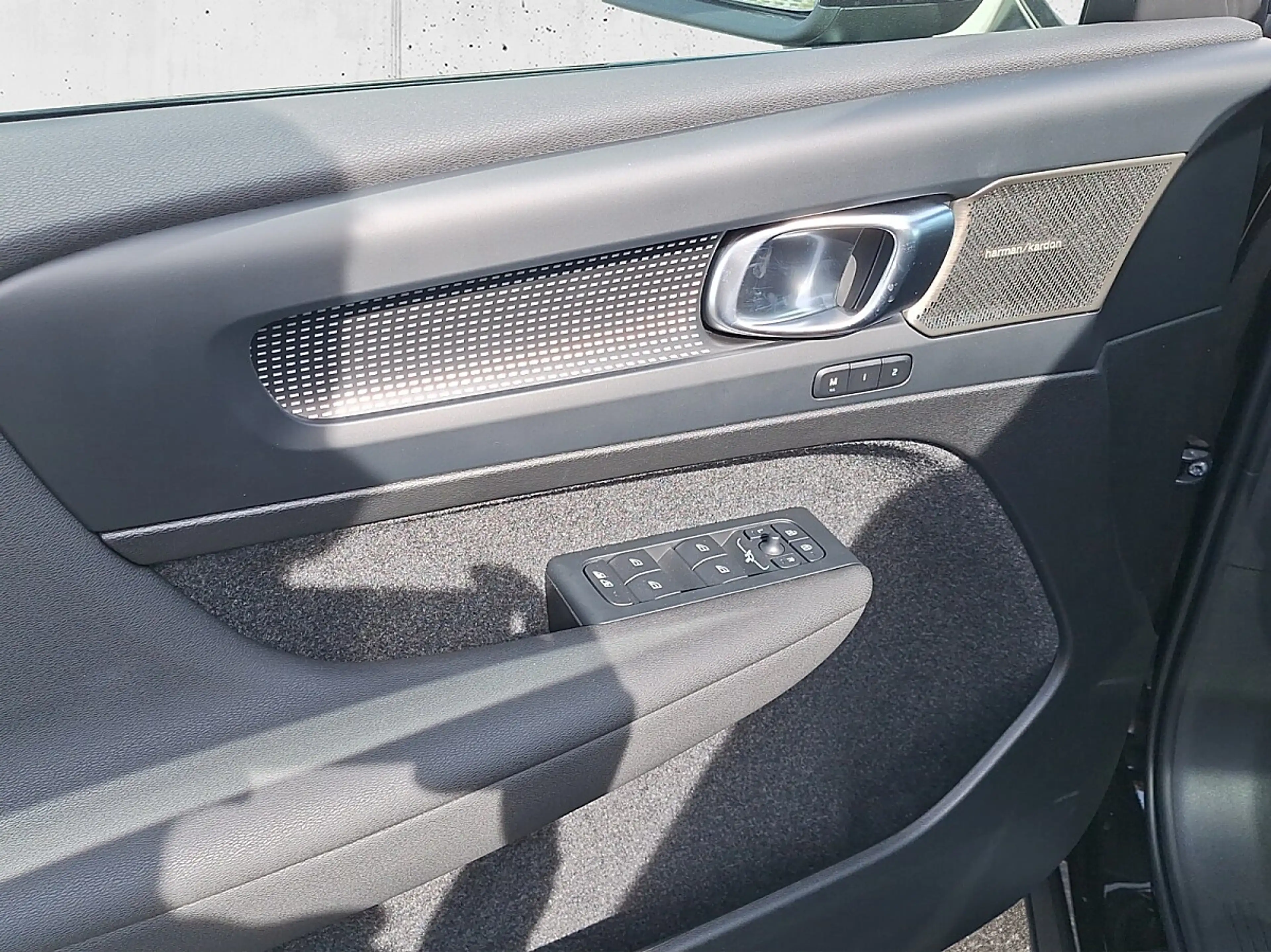 Volvo EX40 Single Motor Extended Range 82kWh Black Edition... — photo 12