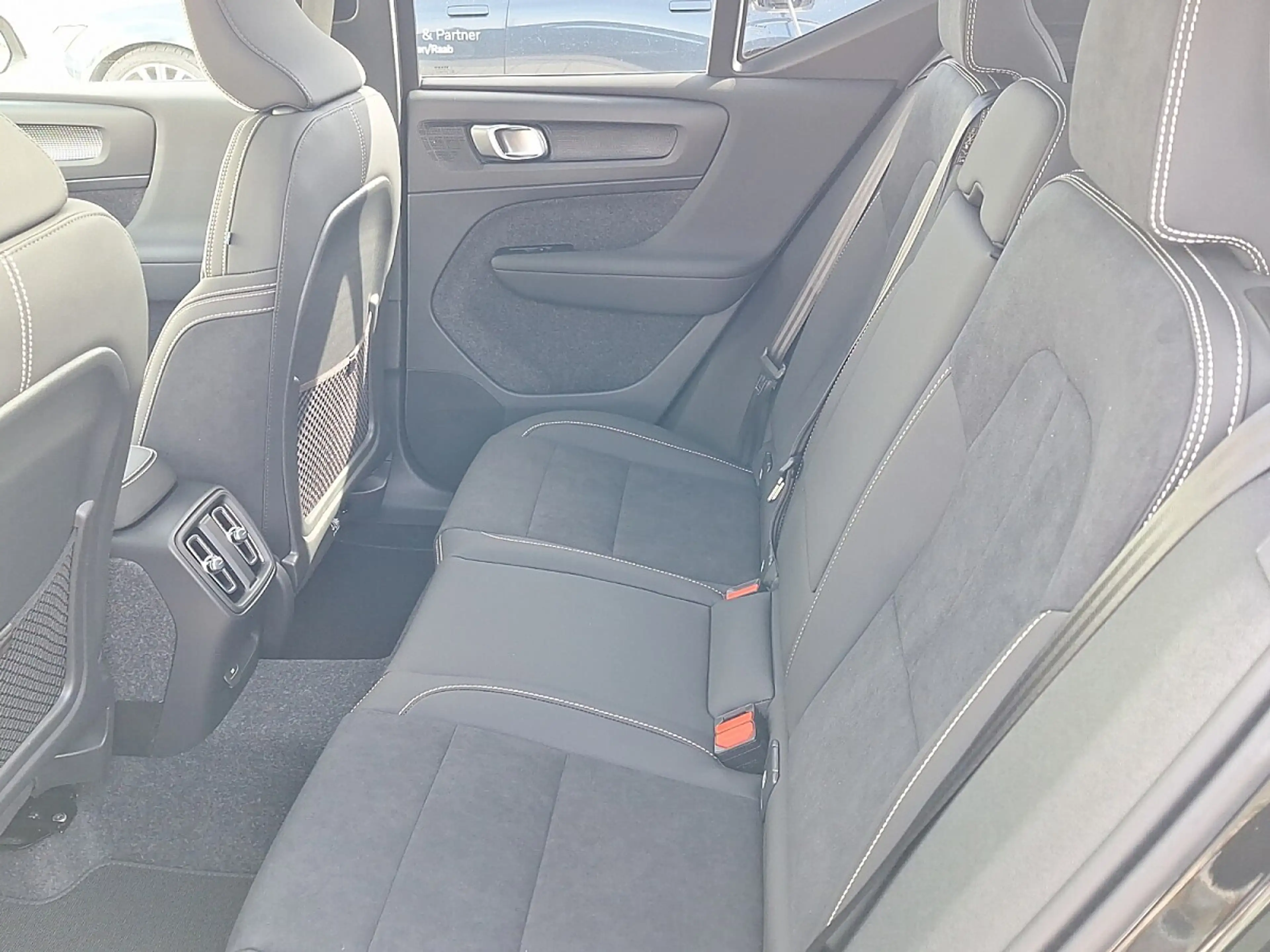 Volvo EX40 Single Motor Extended Range 82kWh Black Edition... — photo 13
