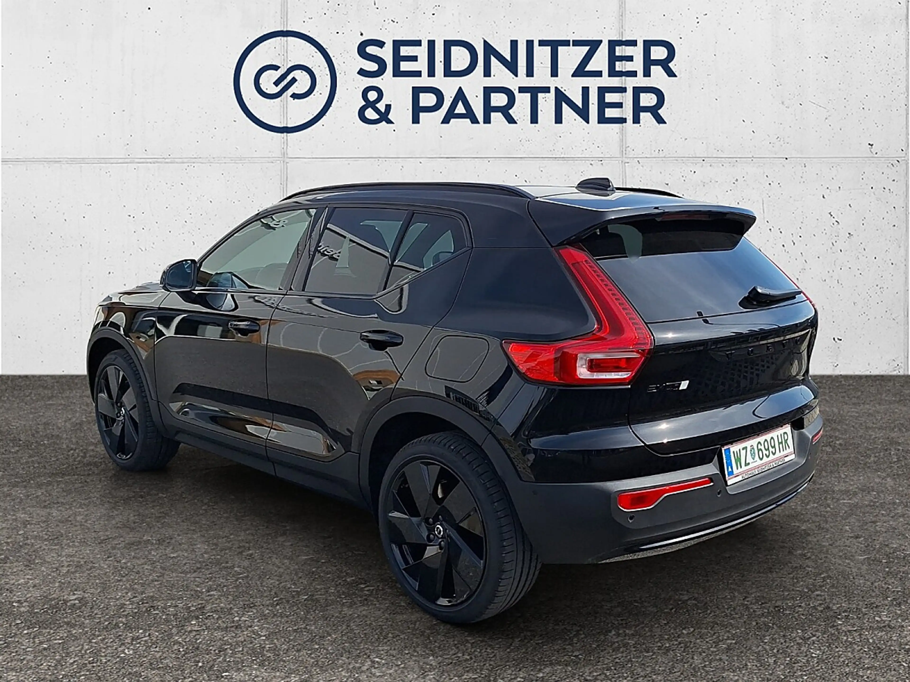 Volvo EX40 Single Motor Extended Range 82kWh Black Edition... — photo 3