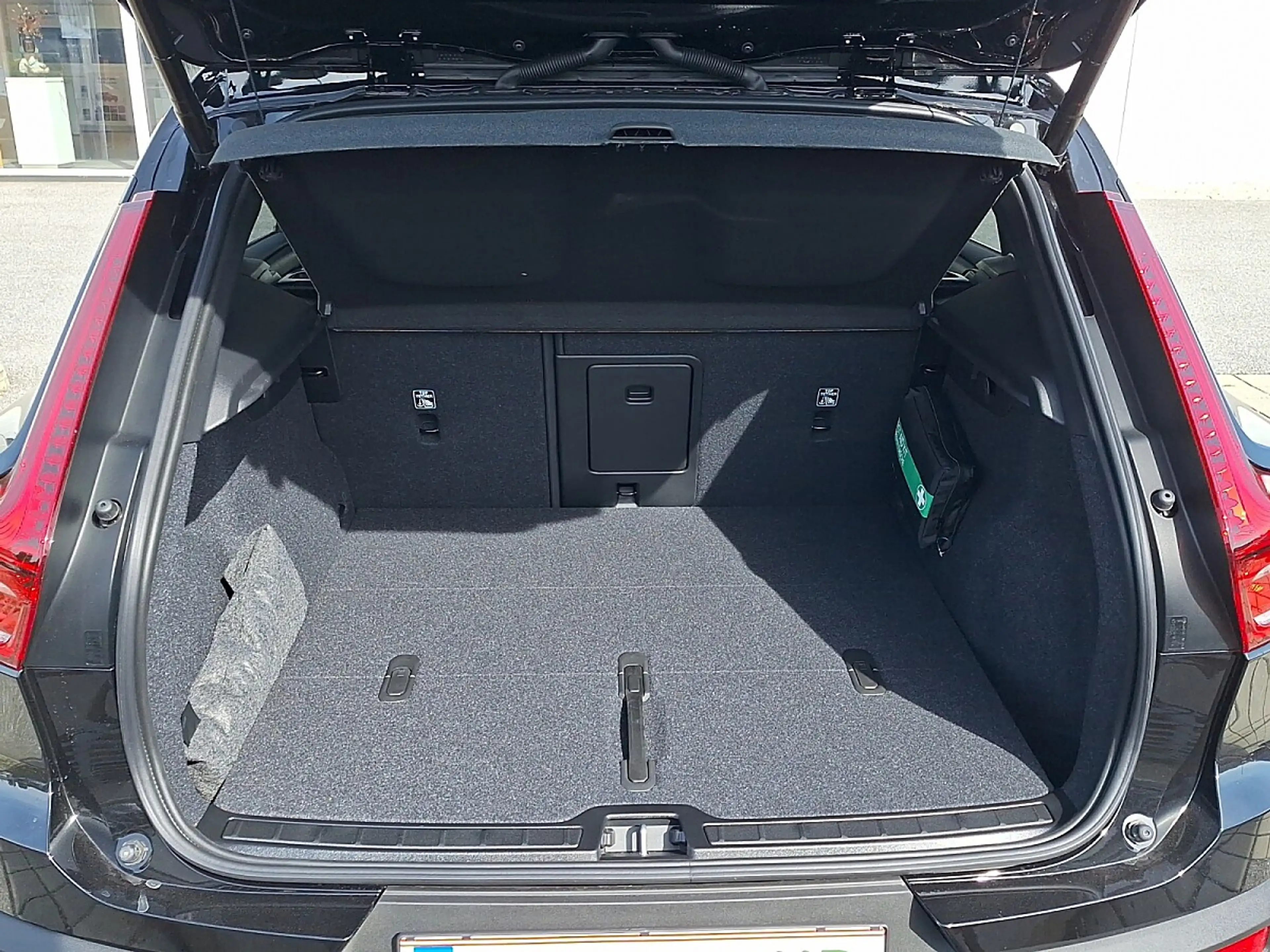 Volvo EX40 Single Motor Extended Range 82kWh Black Edition... — photo 5