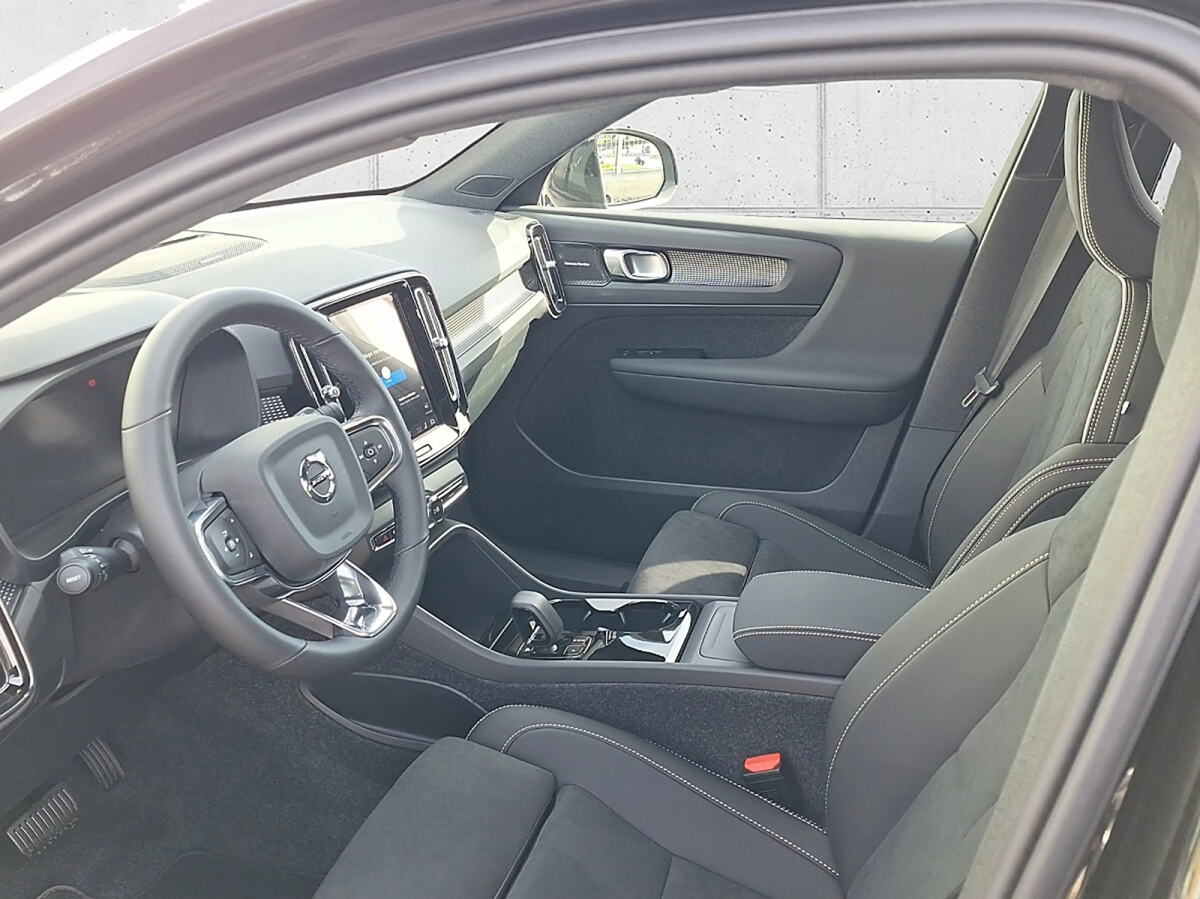 Volvo EX40 Single Motor Extended Range 82kWh Black Edition... — photo 6