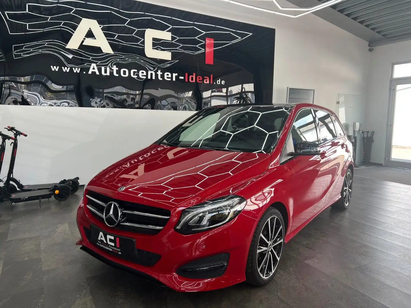 Mercedes-Benz B 200 Edition, AHK, Pano., NightP., SH, TWA, LED Rouge - 1
