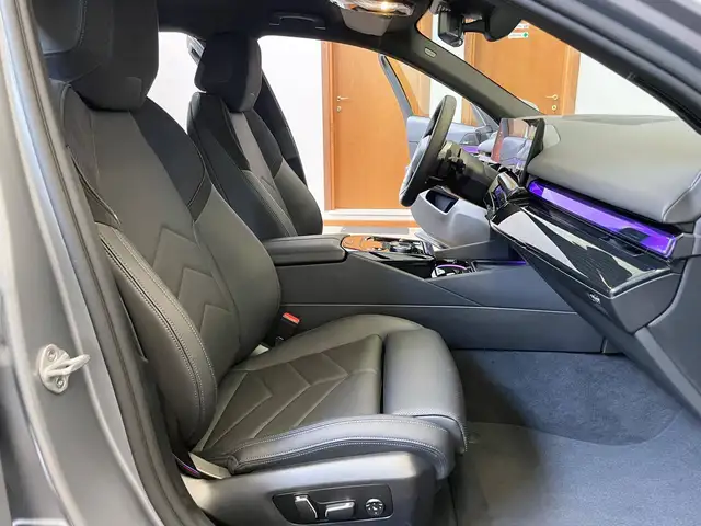 BMW 5 Series view 11
