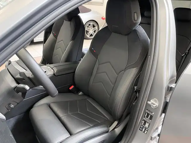 BMW 5 Series view 8