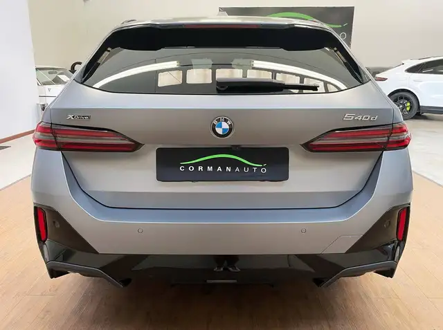BMW 5 Series view 4