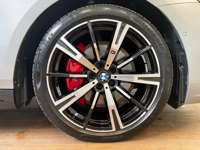 BMW 5 Series view 18
