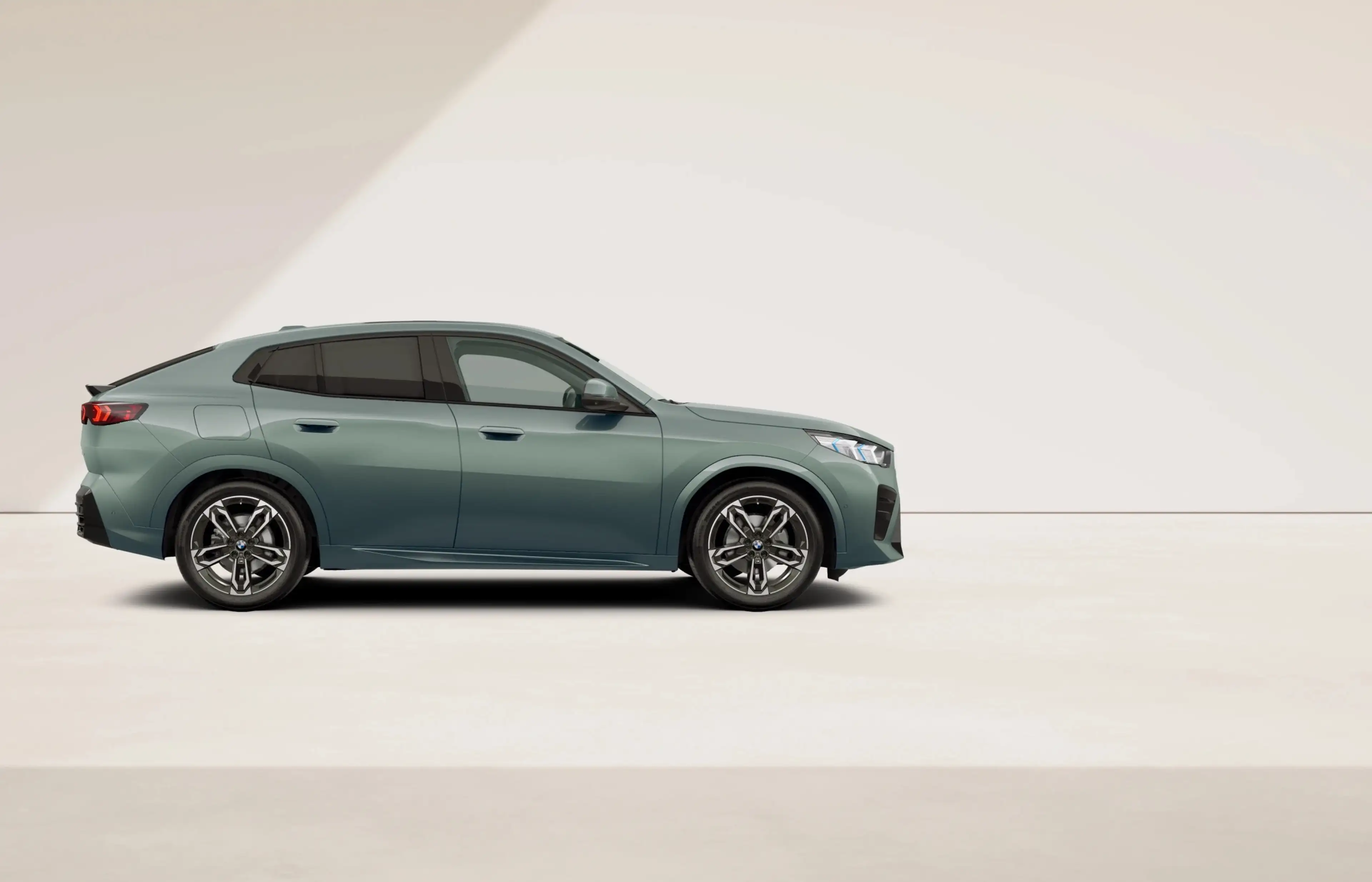 BMW iX2 eDrive20 M Sport / KEYL / 360CAM / HUD / DODE HOEK / ICONIC GLOW / ... — photo 7