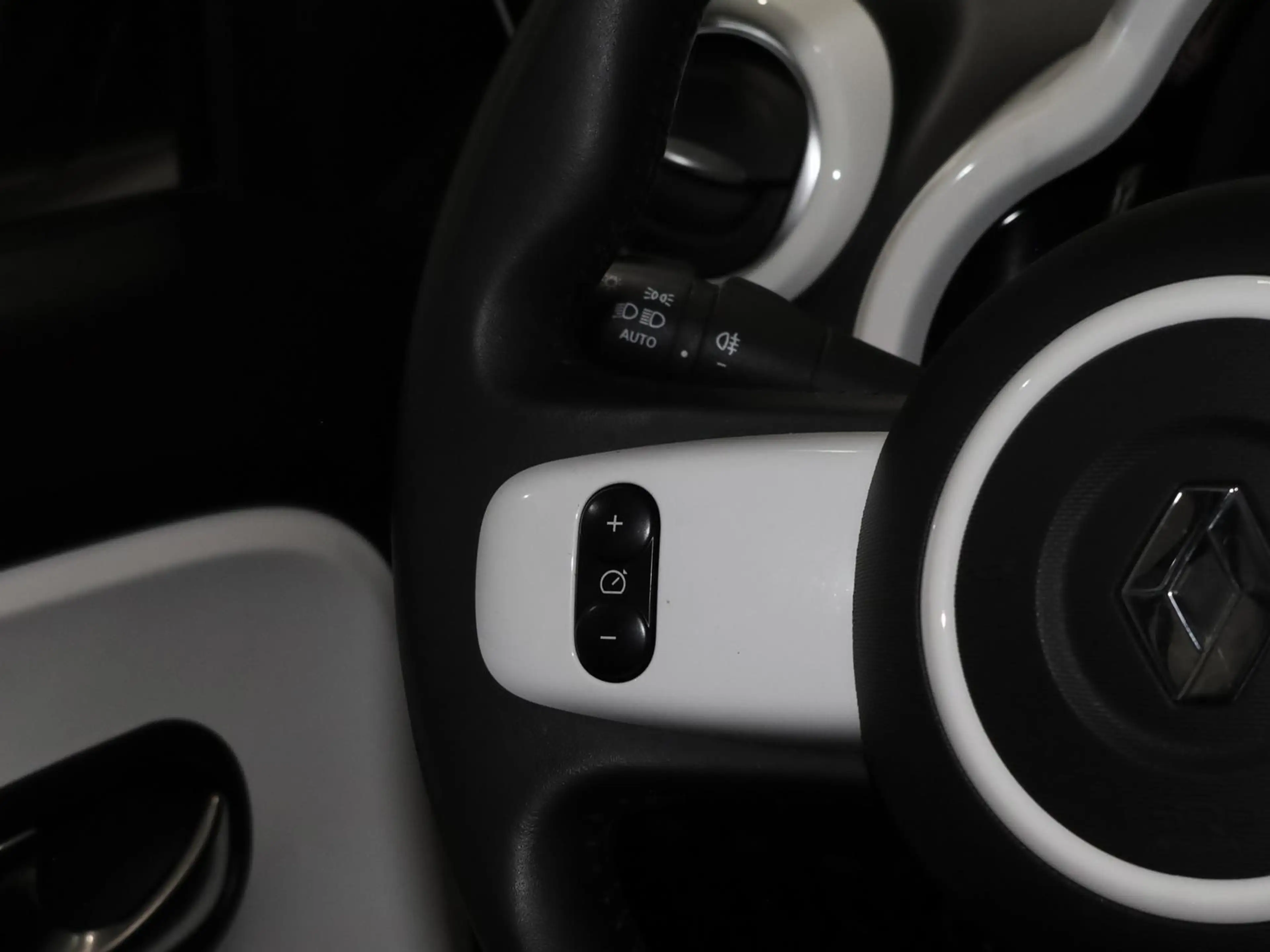Renault Twingo E-TECH INTENS NAVI SHZ RFK KLIMA CarPlay — photo 9