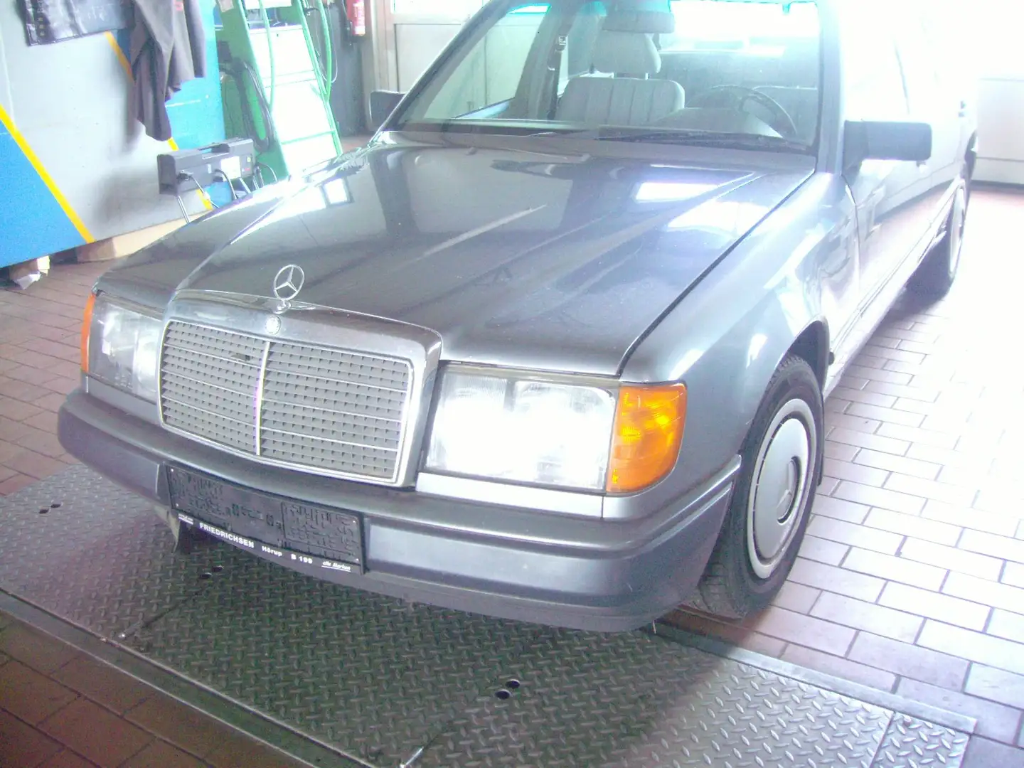 Mercedes-Benz E 230 Oldtimer Gris - 1