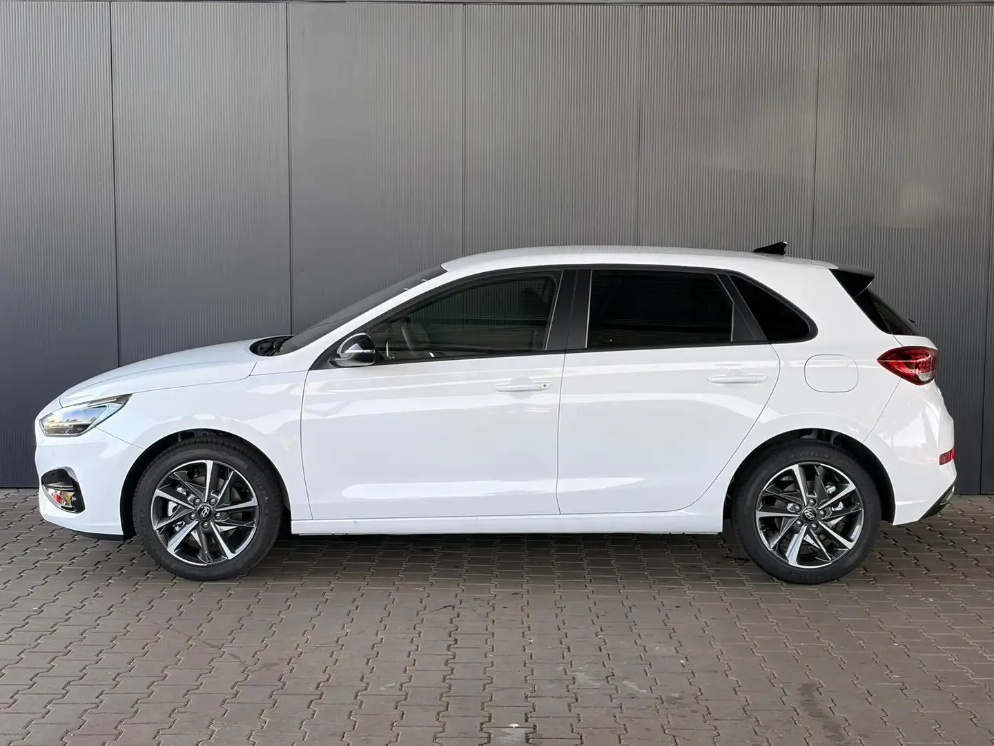 Hyundai i30 Comfort Plus 1.0 T-GDI Navi / PDC V&H + Kamera ... Weiß - 2