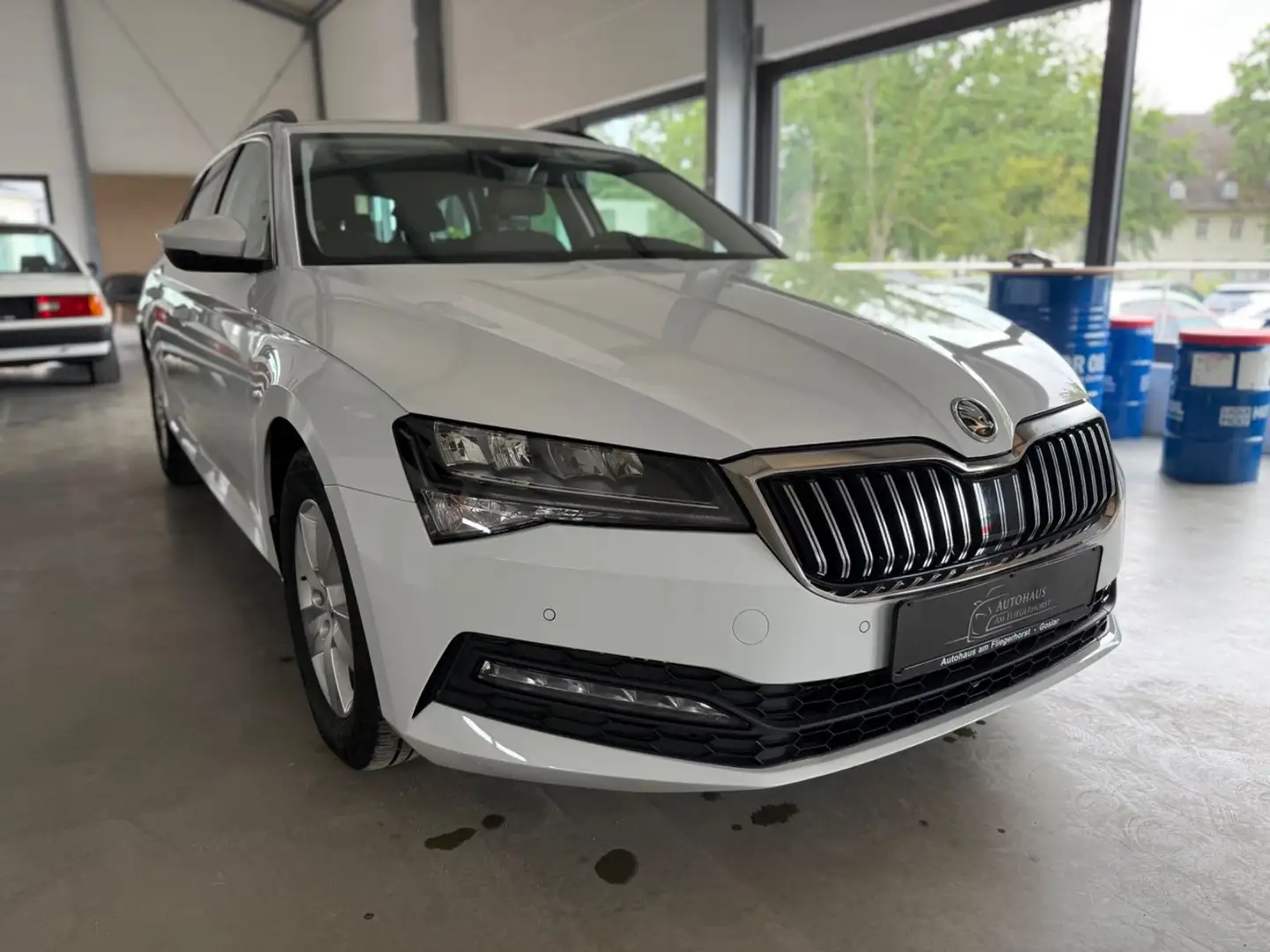 Skoda Superb Combi 2.0 TDI Ambition LED/ACC/SHZ/Navi Weiß - 2