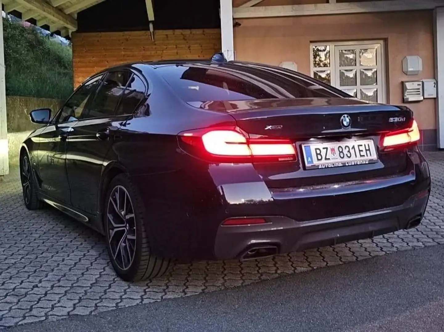 BMW 530 530d xDrive 48 V Aut. Schwarz - 2