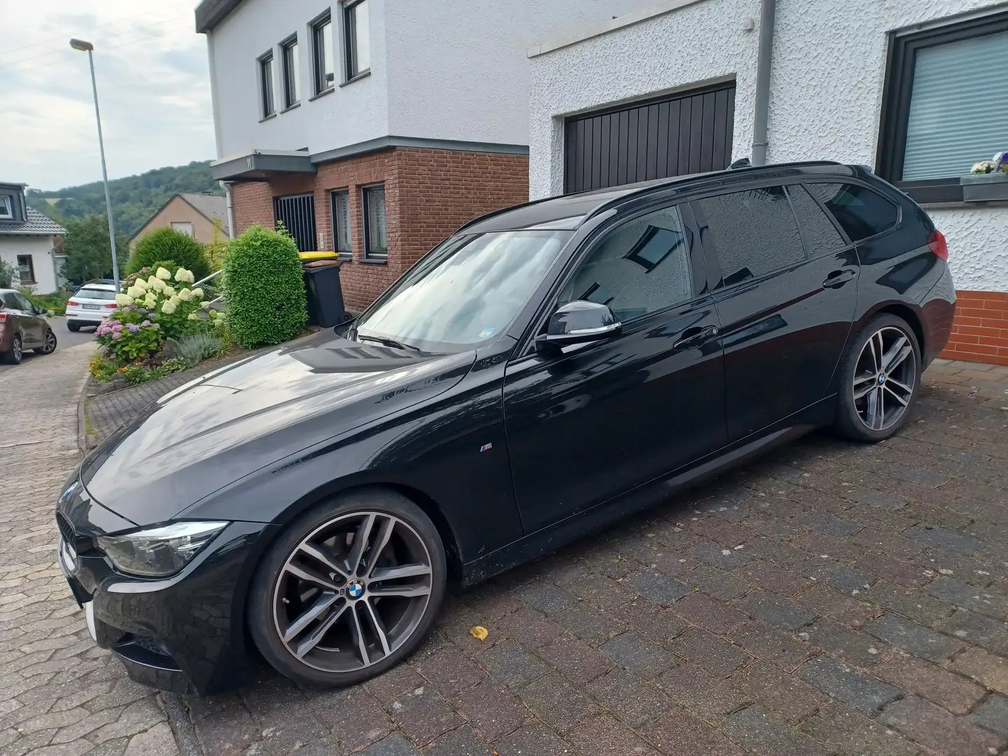 BMW 320 320d Touring Edition M Sport Shadow Schwarz - 2
