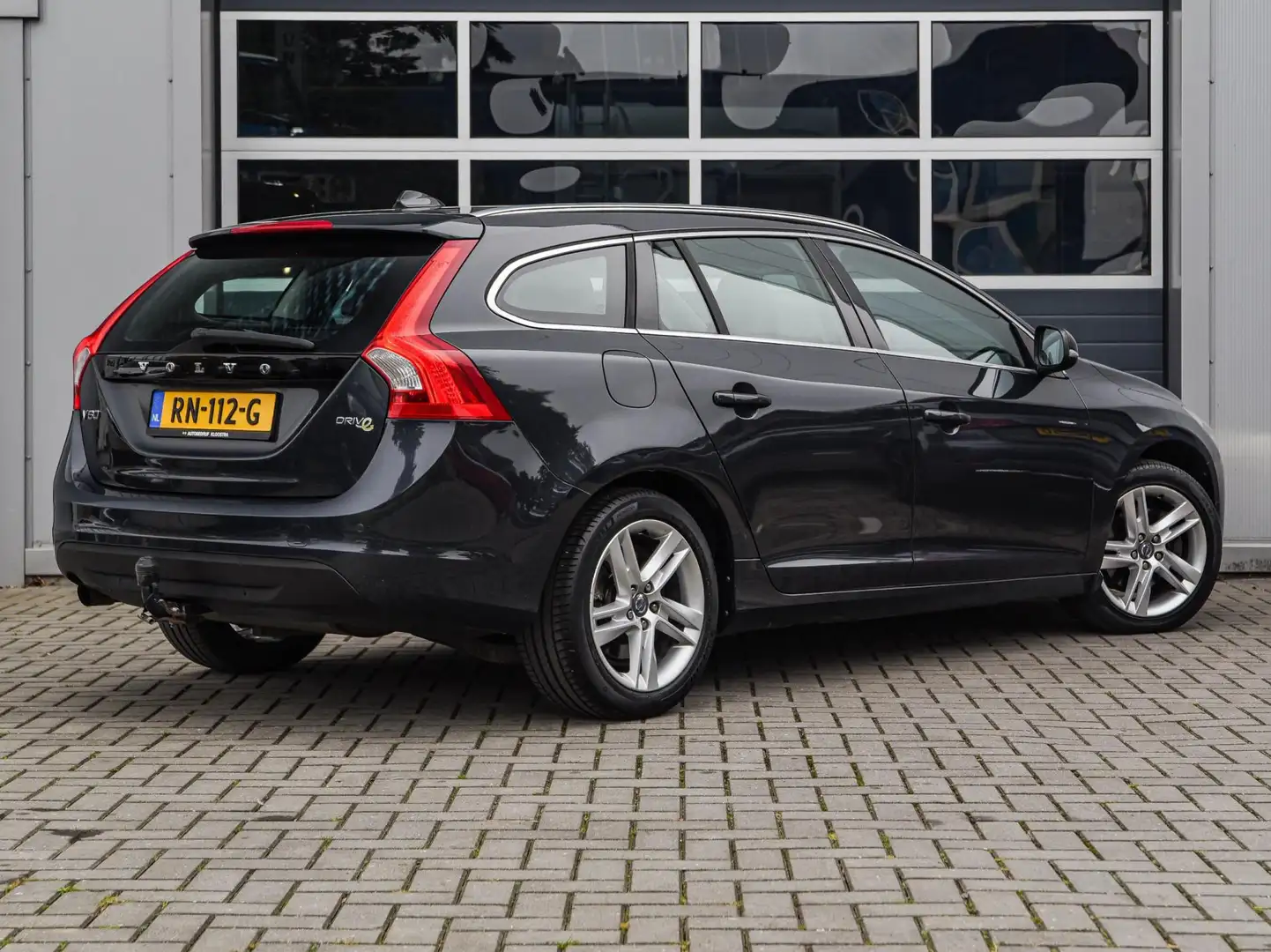Volvo V60 1.6 DRIVe Summum | Leder | Xenon | PDC | Stoelverw Grijs - 2