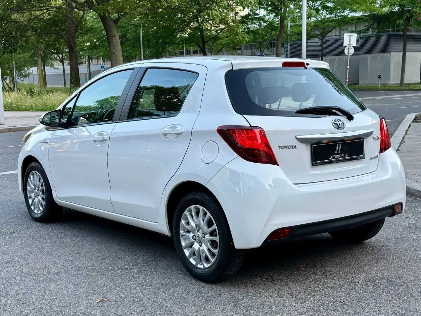 Toyota Yaris 1,5 VVT-i Hybrid Active Weiß - 2