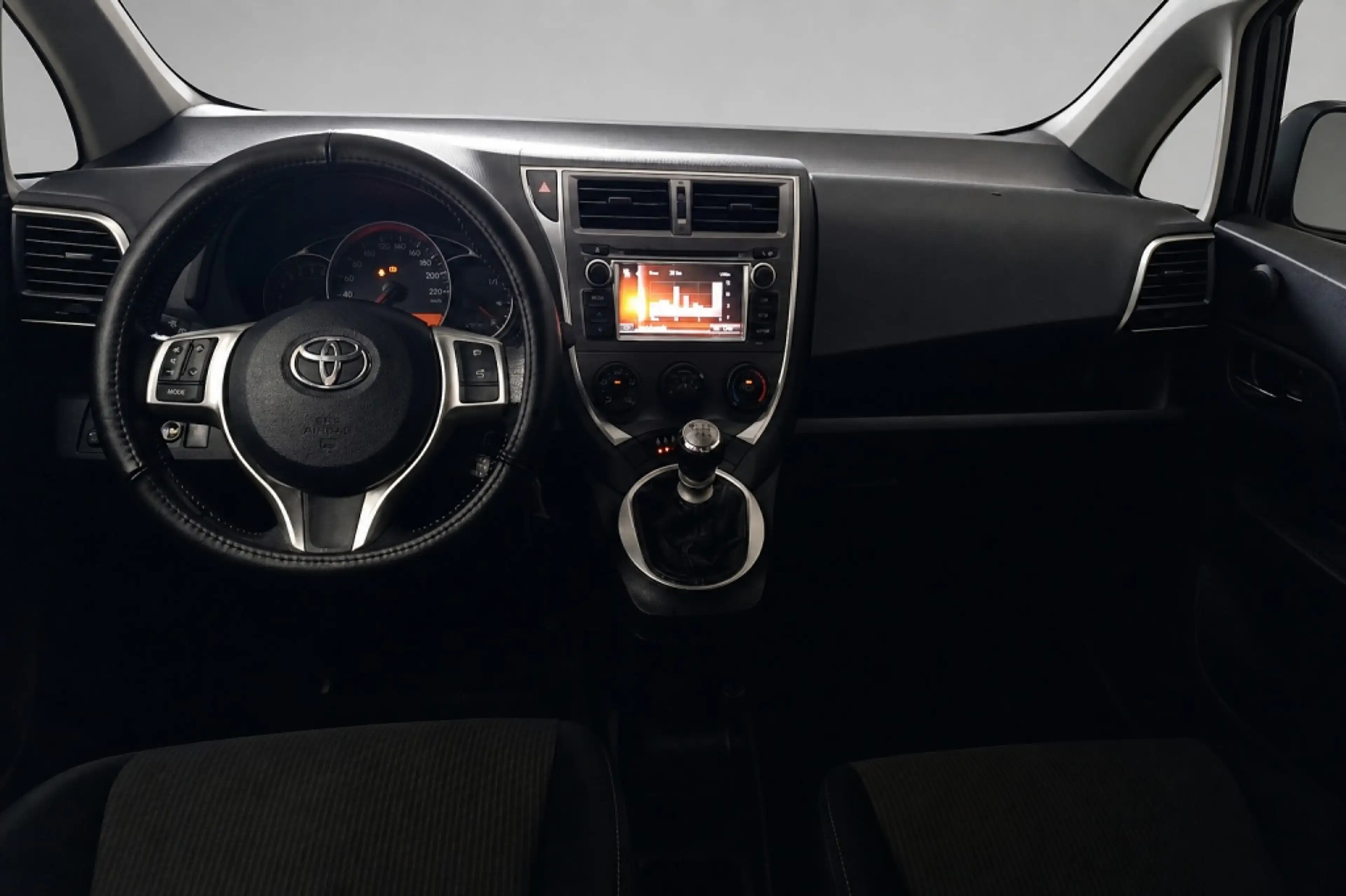 Toyota Verso-S 1.3 VVT-i Aspiration — photo 11