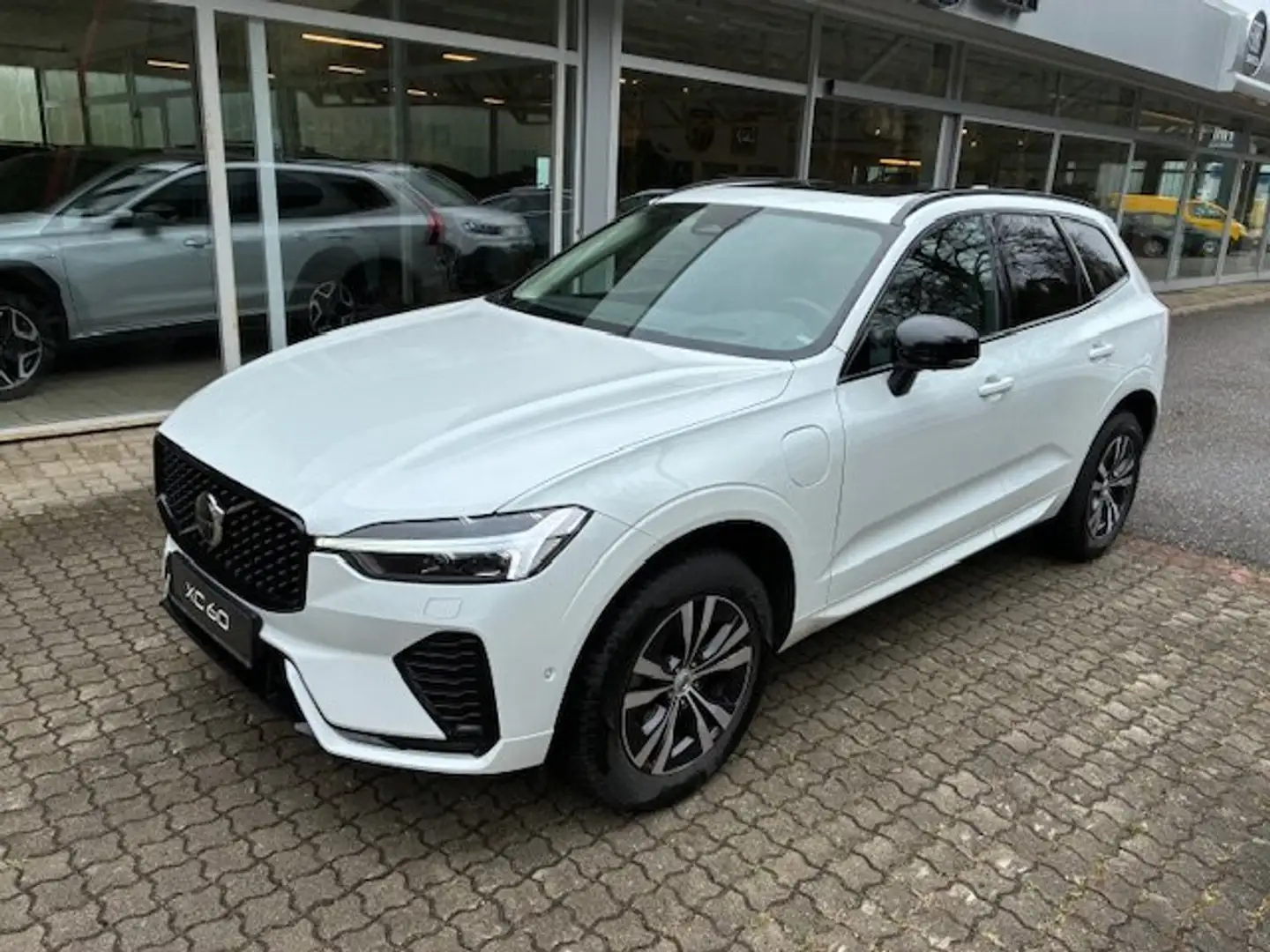 Volvo XC60 T6 AWD Recharge PHEV Ultimate Dark Geartronic Weiß - 2