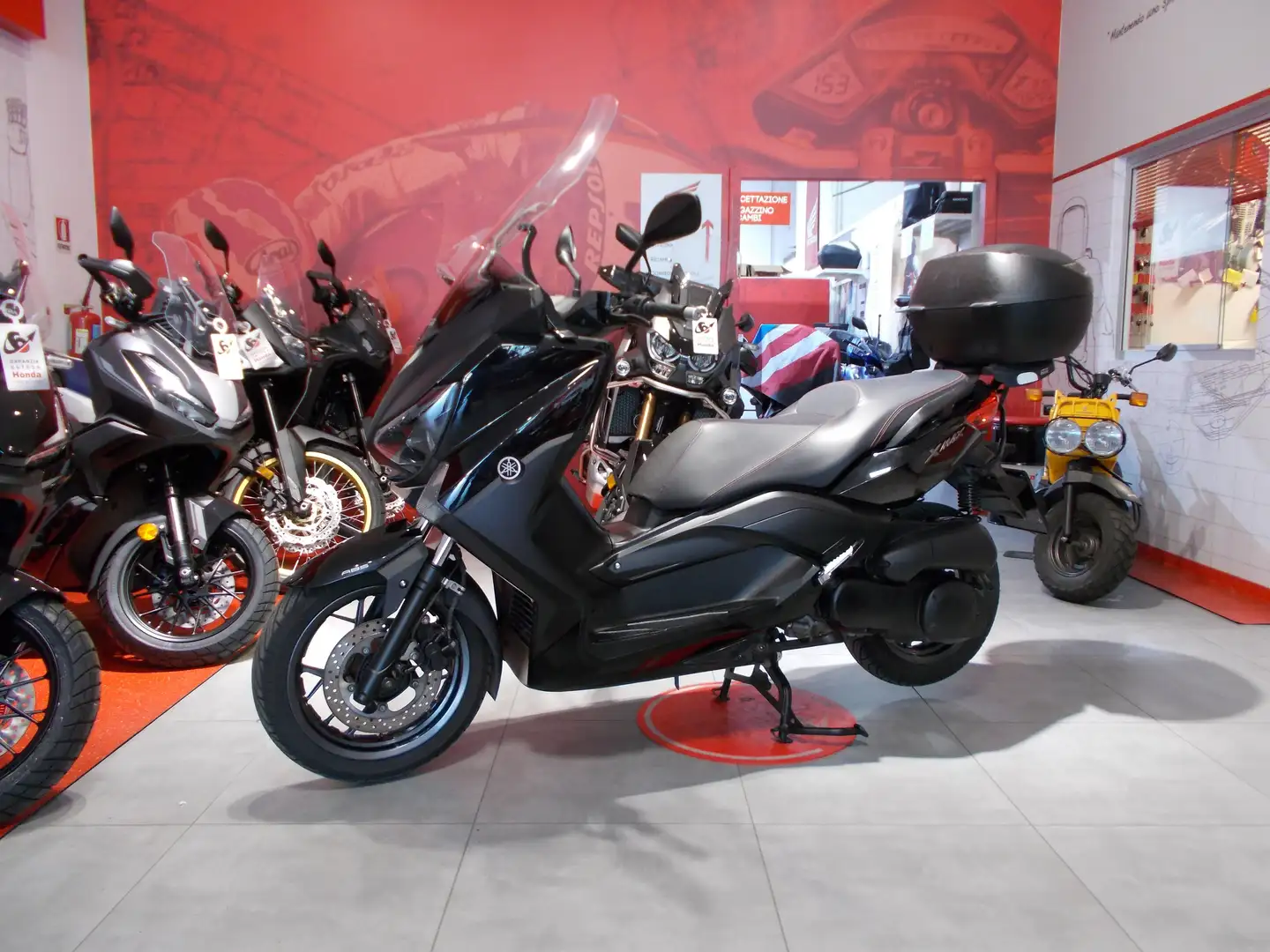 Yamaha X-Max 250 - abs Schwarz - 1