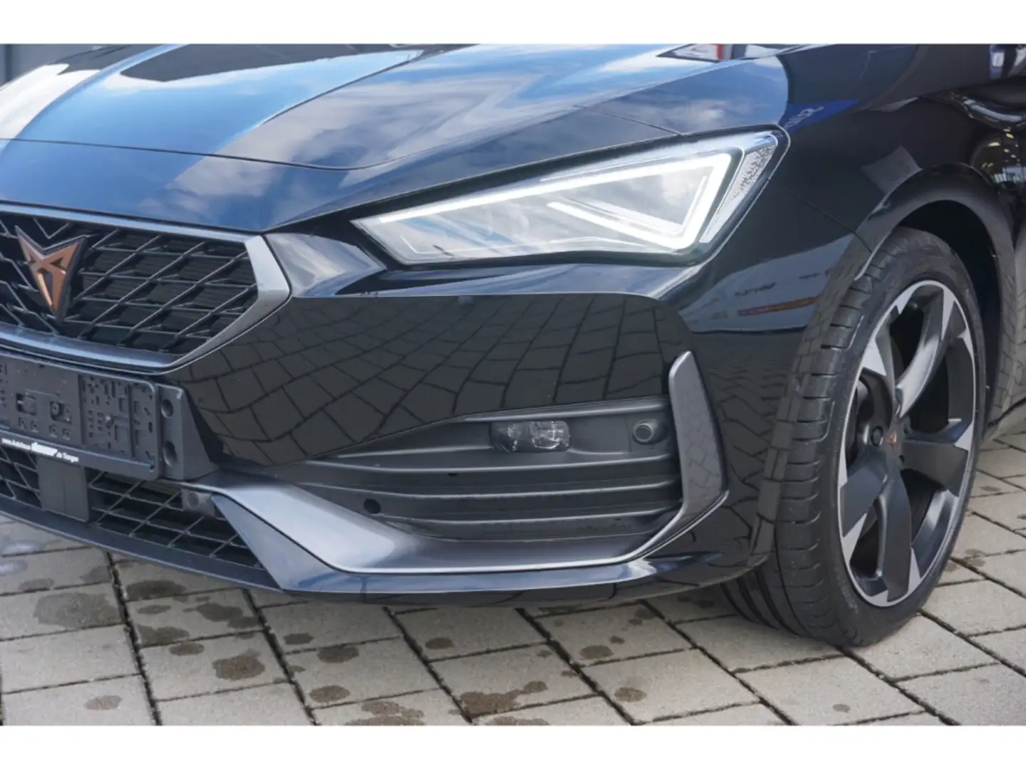 CUPRA Leon Sportstourer 2.0 TSI DSG Pano Beats Navi Matrix Ka Schwarz - 2