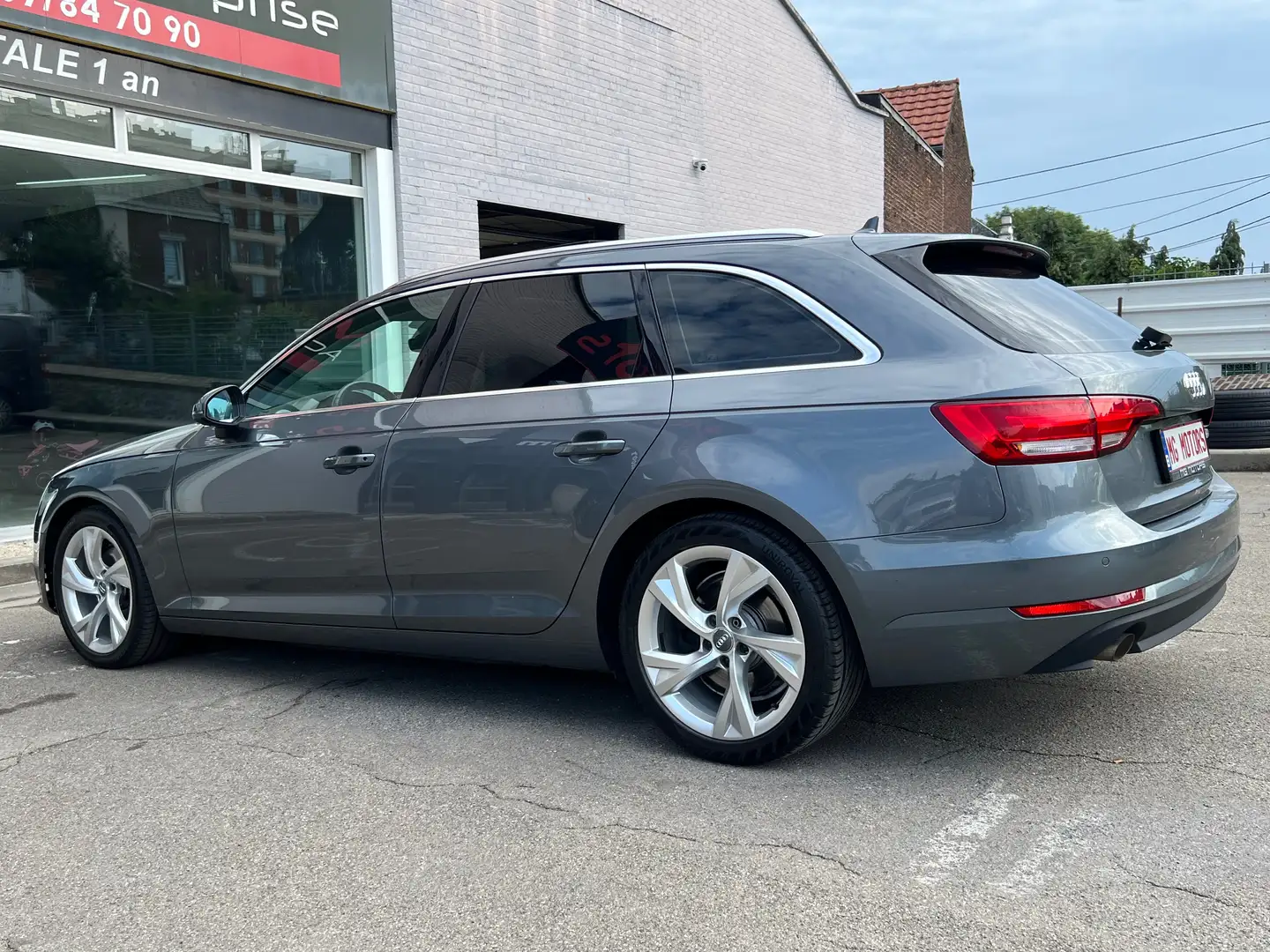 Audi A4 AVANT 2.0TDi 150CV SPORT TOIT PANO COKPIT JA19" Grau - 2