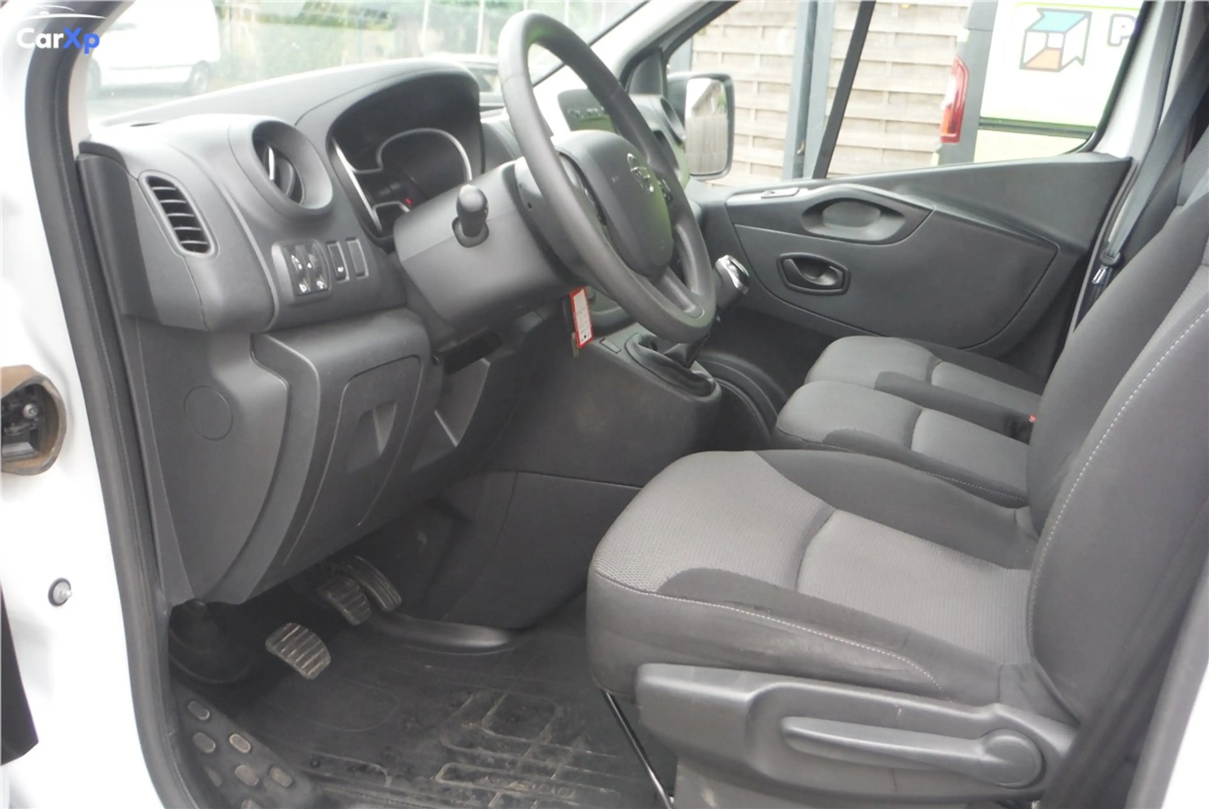 Nissan NV300 — photo 6