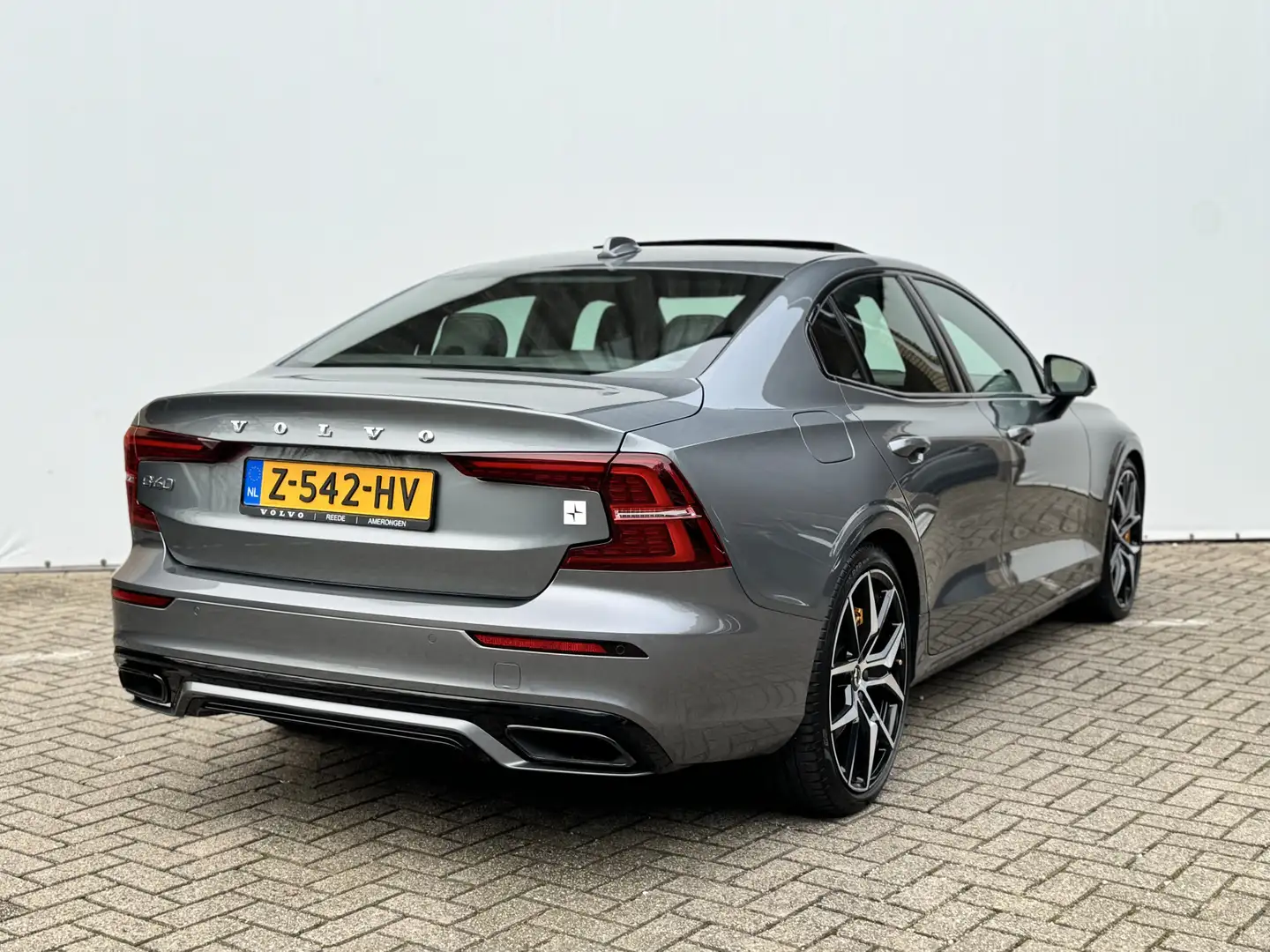 Volvo S60 2.0 T8 AWD Twin Engine Polestar Engineered Luxury, Grijs - 2