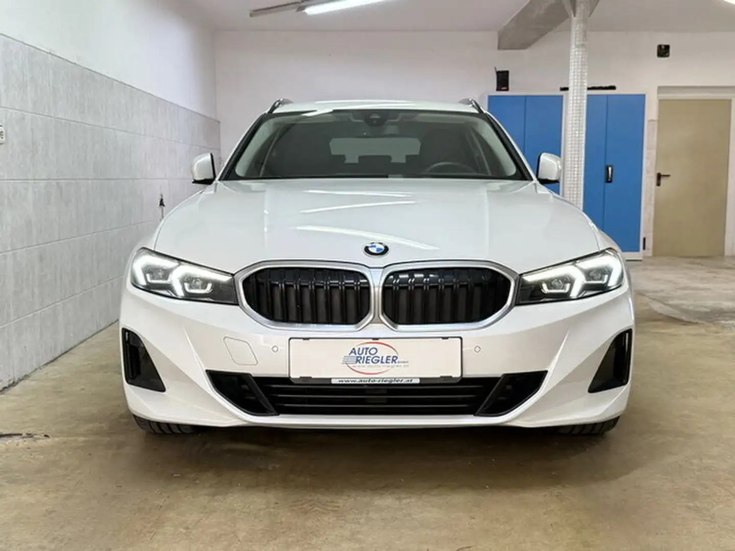 BMW 318 d Touring ''LED-Navi-Curved Display-AHK-Alu'' Weiß - 2