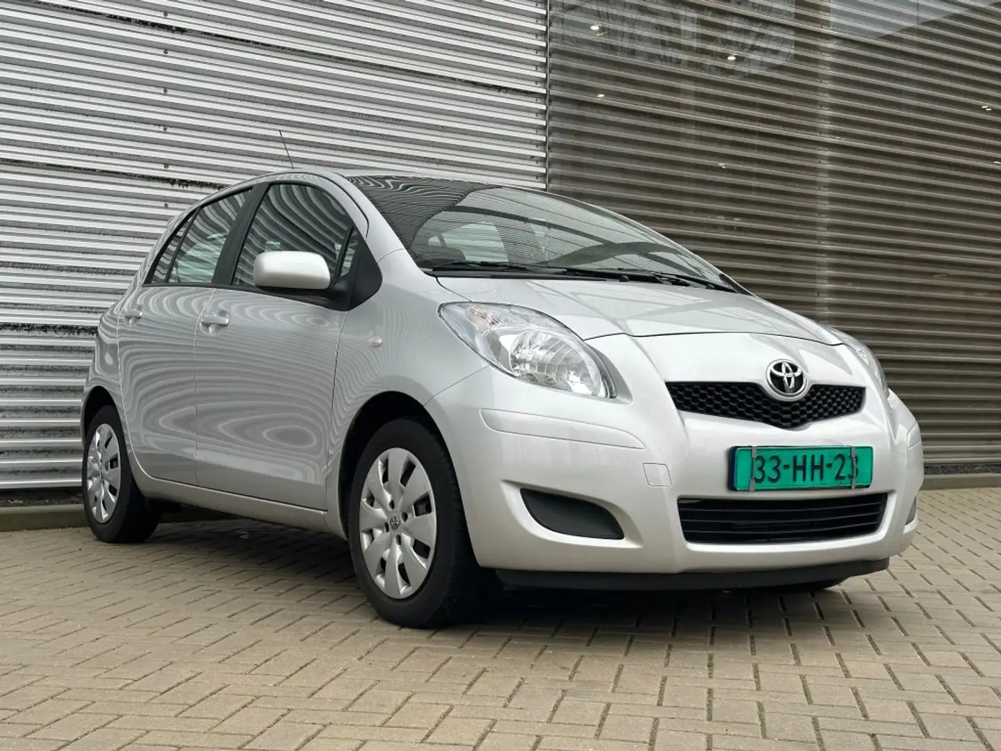 Toyota Yaris 1.3 VVTI ASPIRATION AIRCO !! Grau - 2