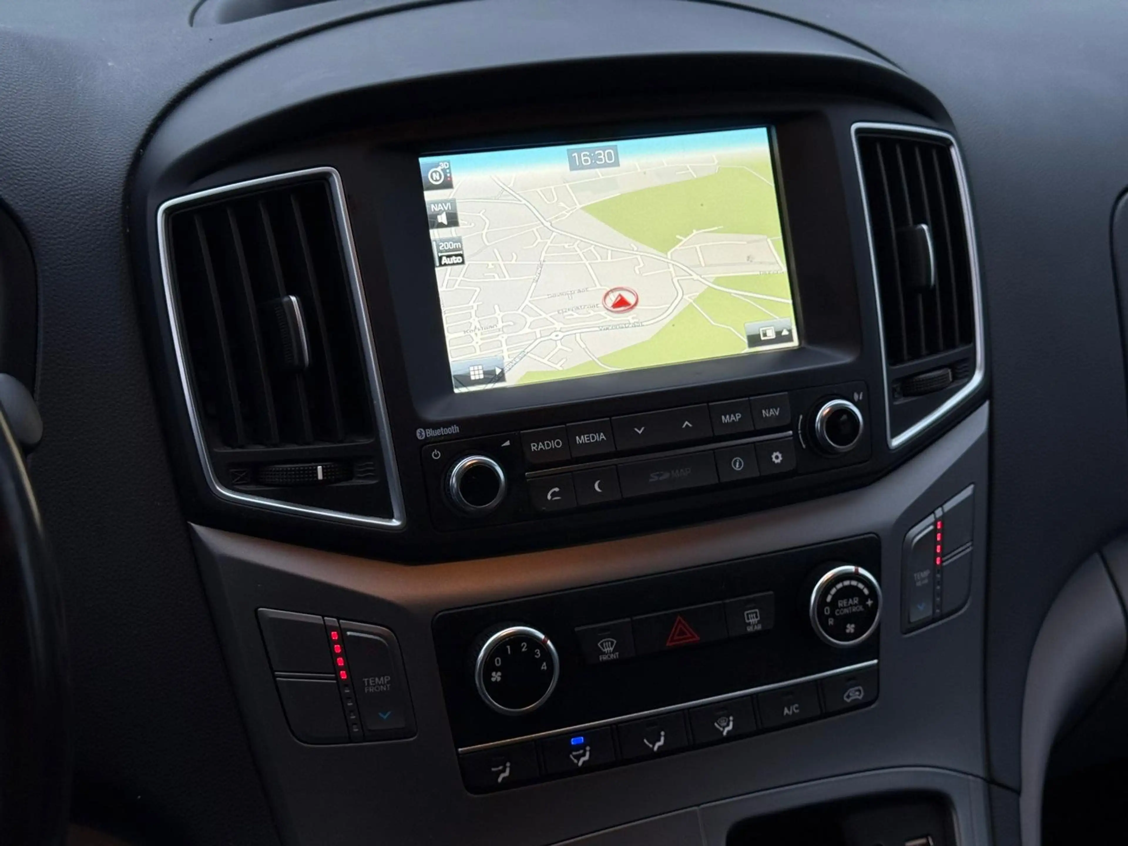 Hyundai H-1 8 Zits Airco Navigatie CruiseC ParkeerS * — photo 14