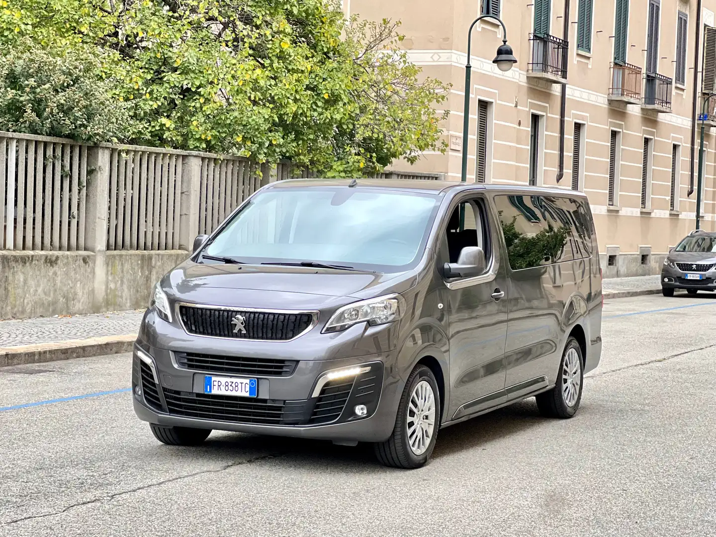 Peugeot Traveller Long 2.0 BlueHDi 180cv aut EAT6 E6 8Posti Business Сірий - 1