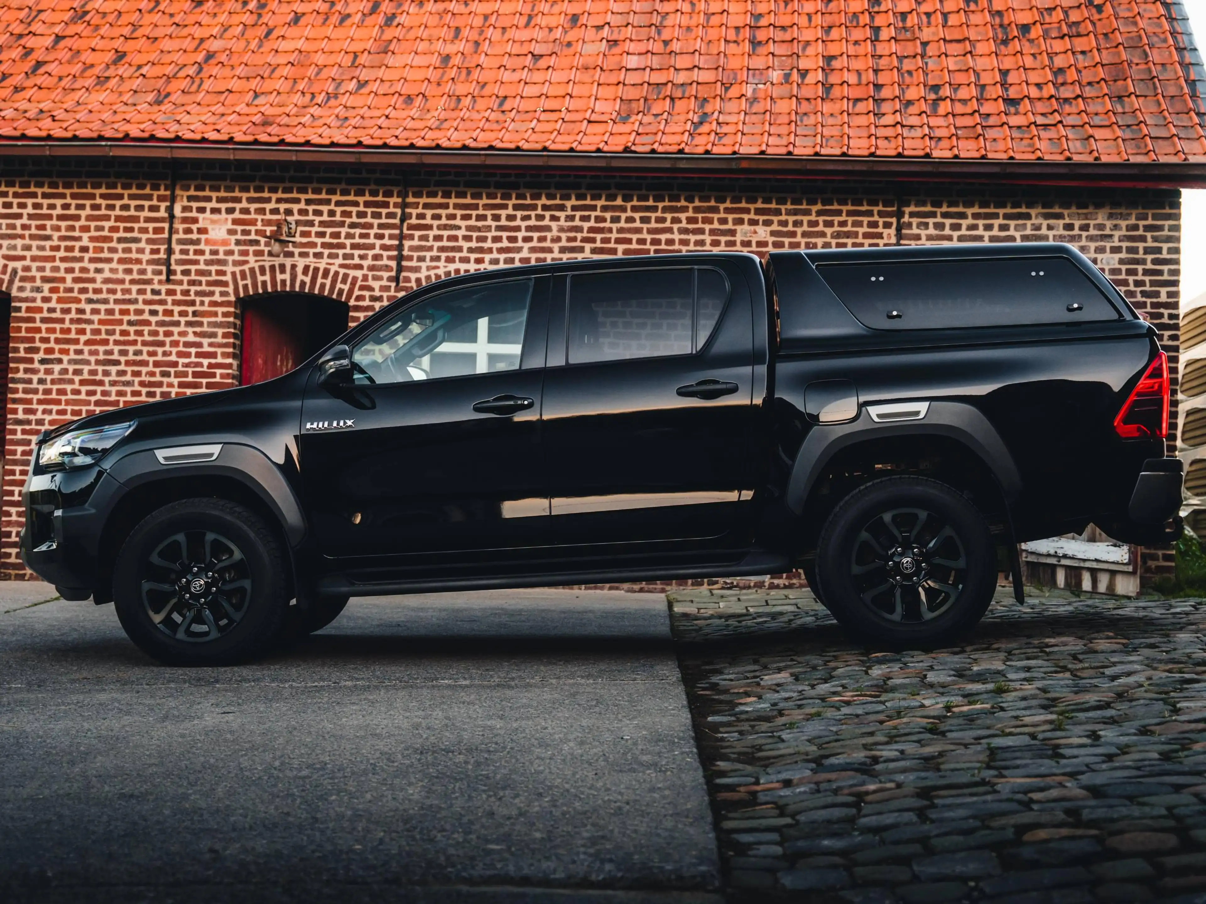 Toyota Hilux Invincible €41.250 EX VAT — photo 2