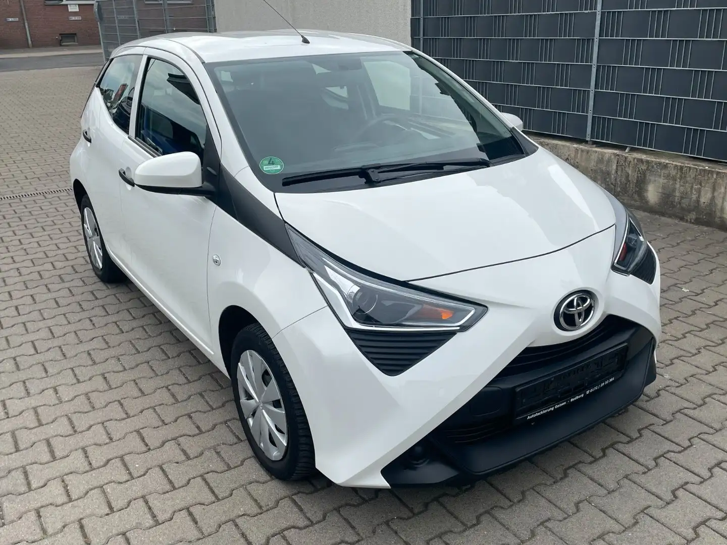 Toyota Aygo AYGO x-JBL,  4. Türig , KLima , Top Zustand Weiß - 1