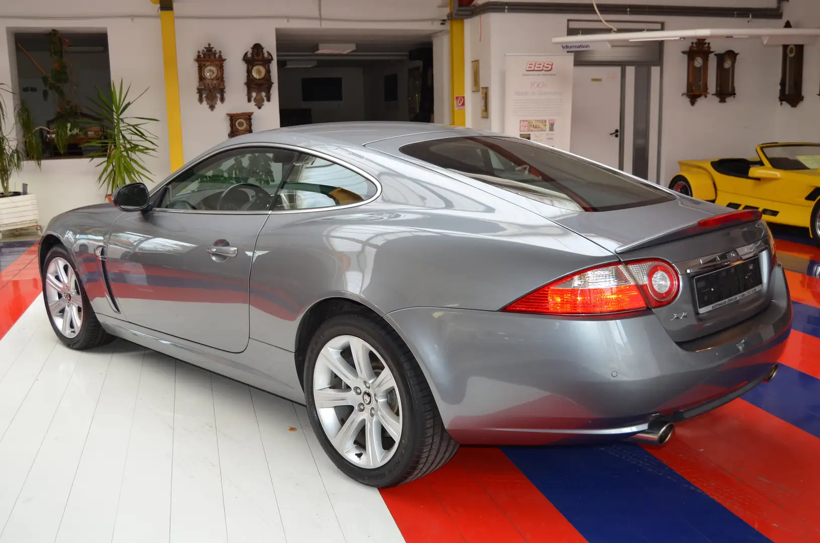 Jaguar XK 3.5 V8 Coupe Bestzustand Luxus-Sport-Paket Šedá - 2