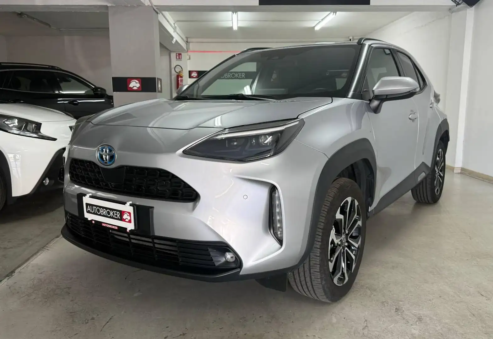 Toyota Yaris Cross 1.5 Hybrid 5p. E-CVT Trend Grijs - 1