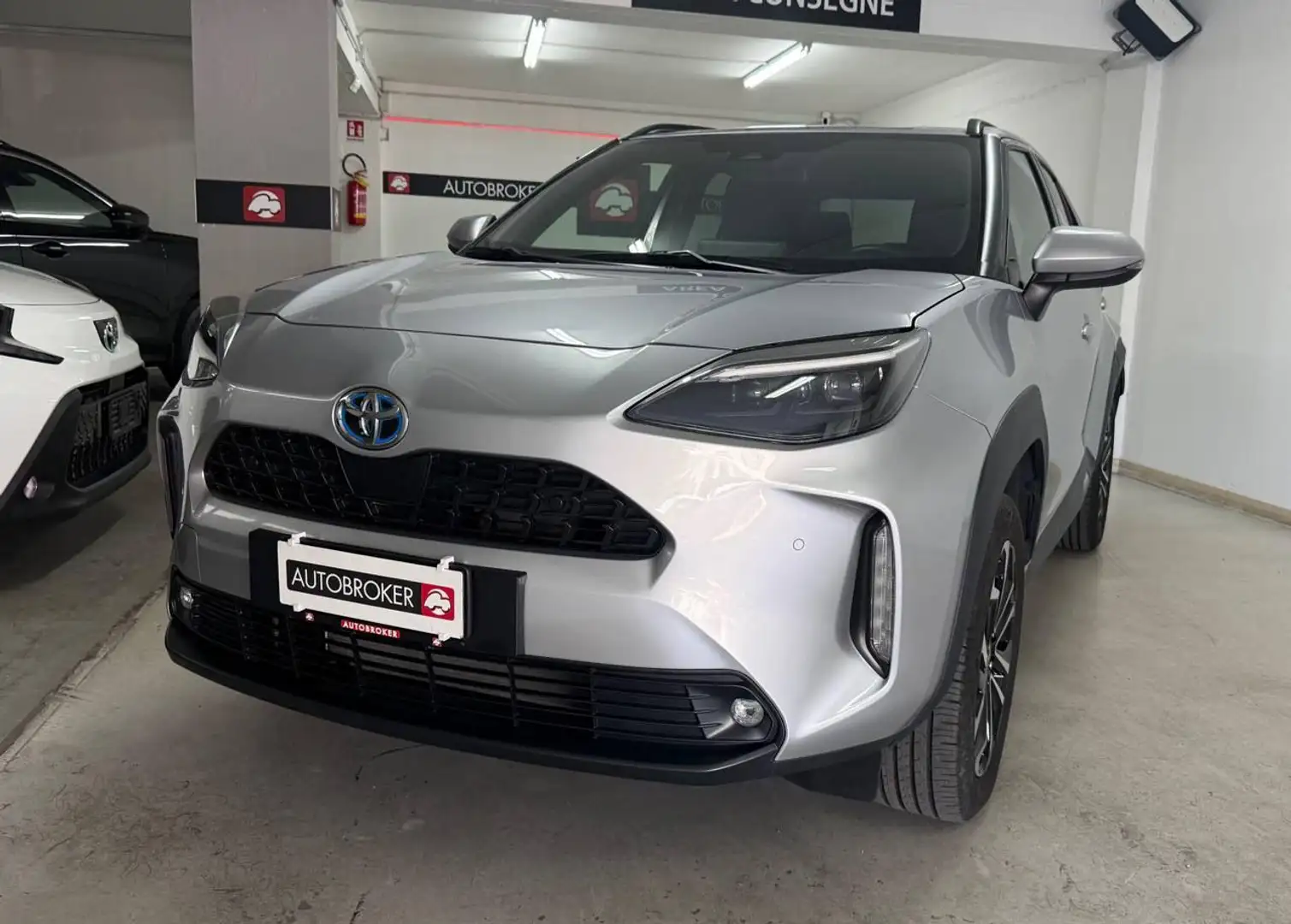 Toyota Yaris Cross 1.5 Hybrid 5p. E-CVT Trend Grijs - 2