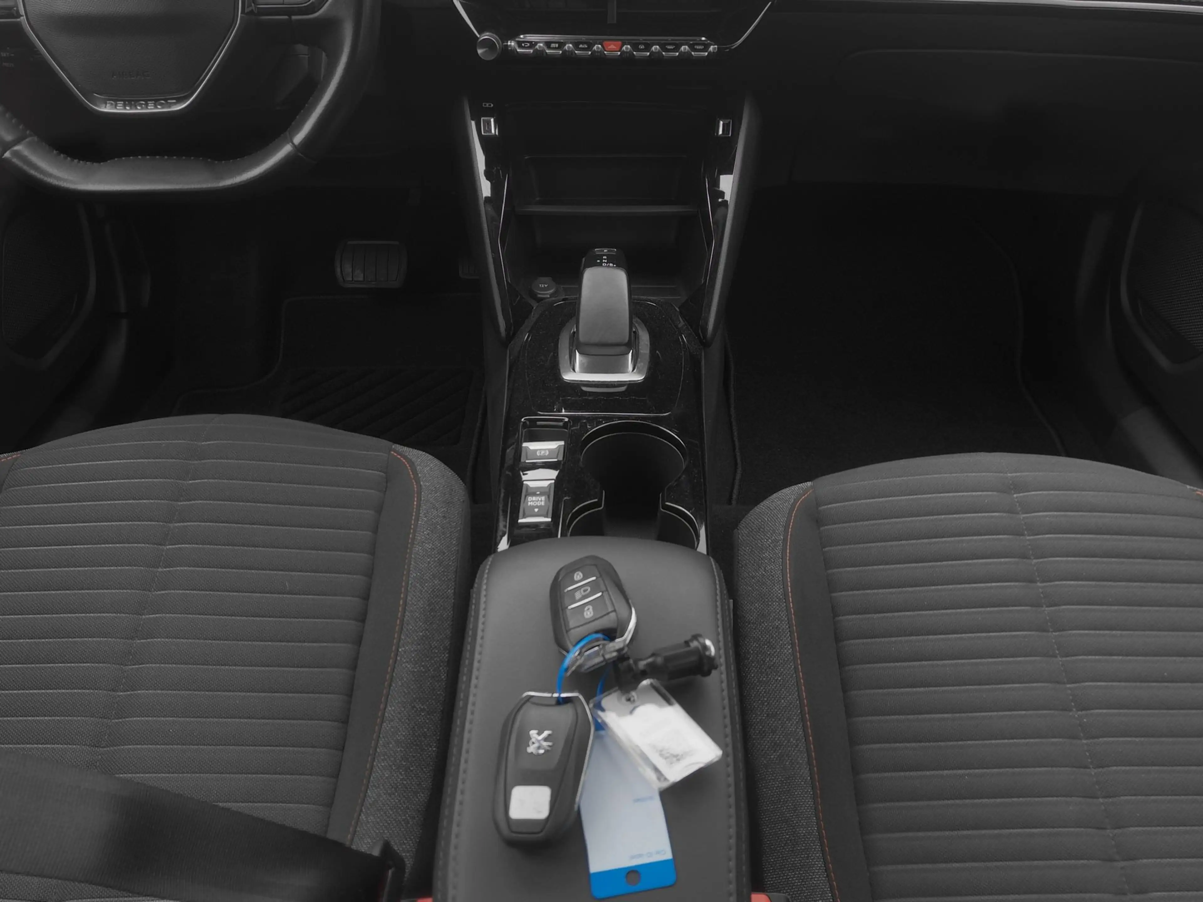 Peugeot e-2008 EV Active 50 kWh | NAVI | CARPLAY — photo 13