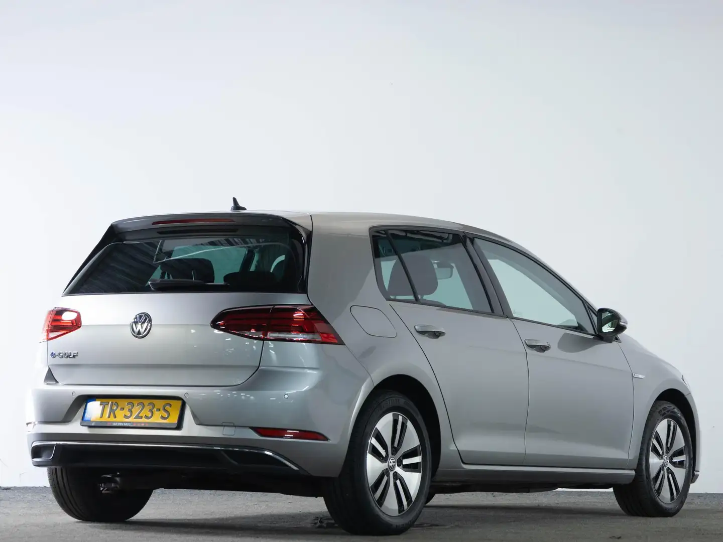 Volkswagen e-Golf 36 kWh 136 PK | LED | Navigatie PRO | Achteruitrij Gris - 2