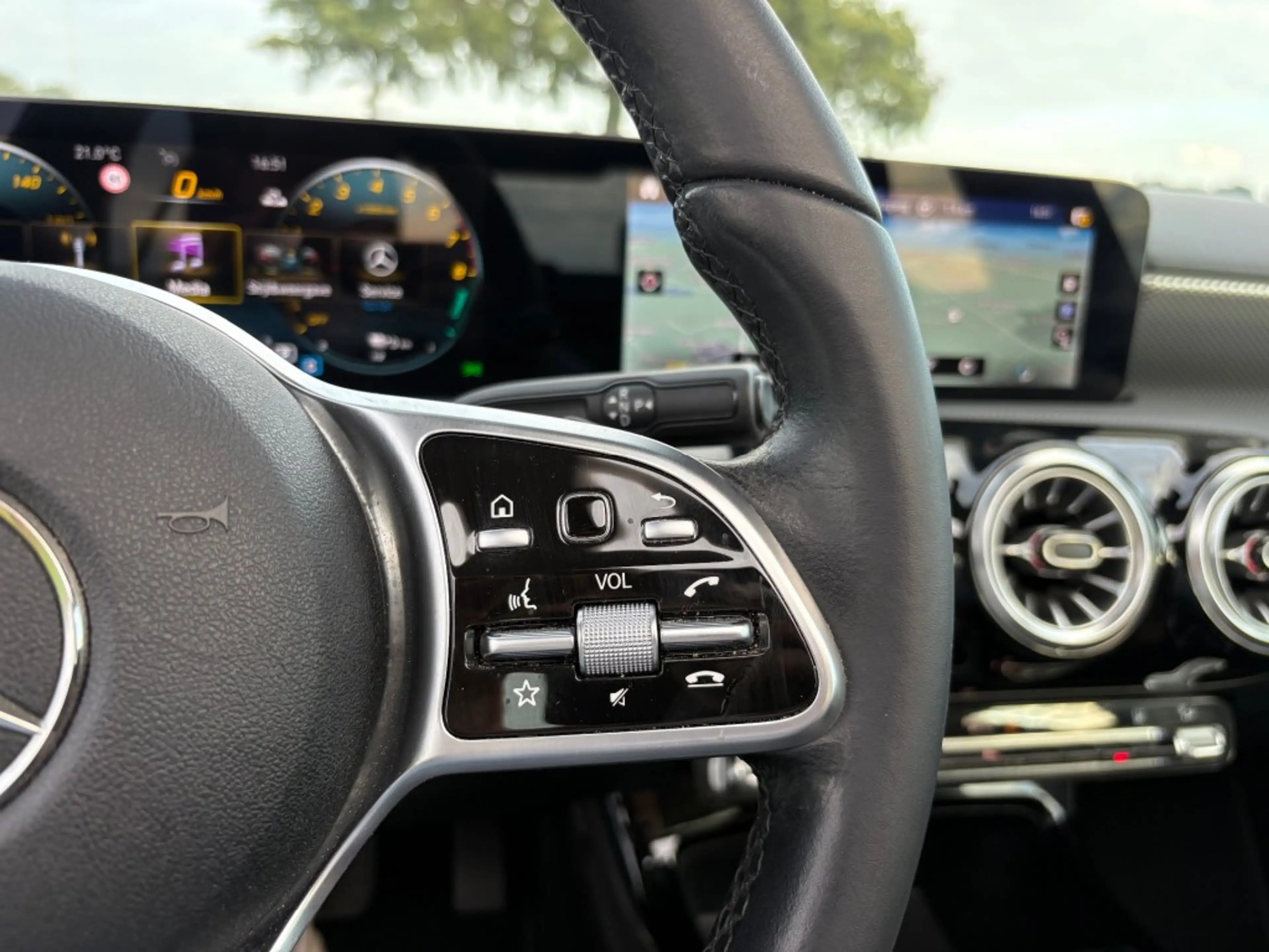 Mercedes-Benz A 250 250e / BUSINESS SOLUTION / PANO / TOPSTAAT / VOL — photo 10