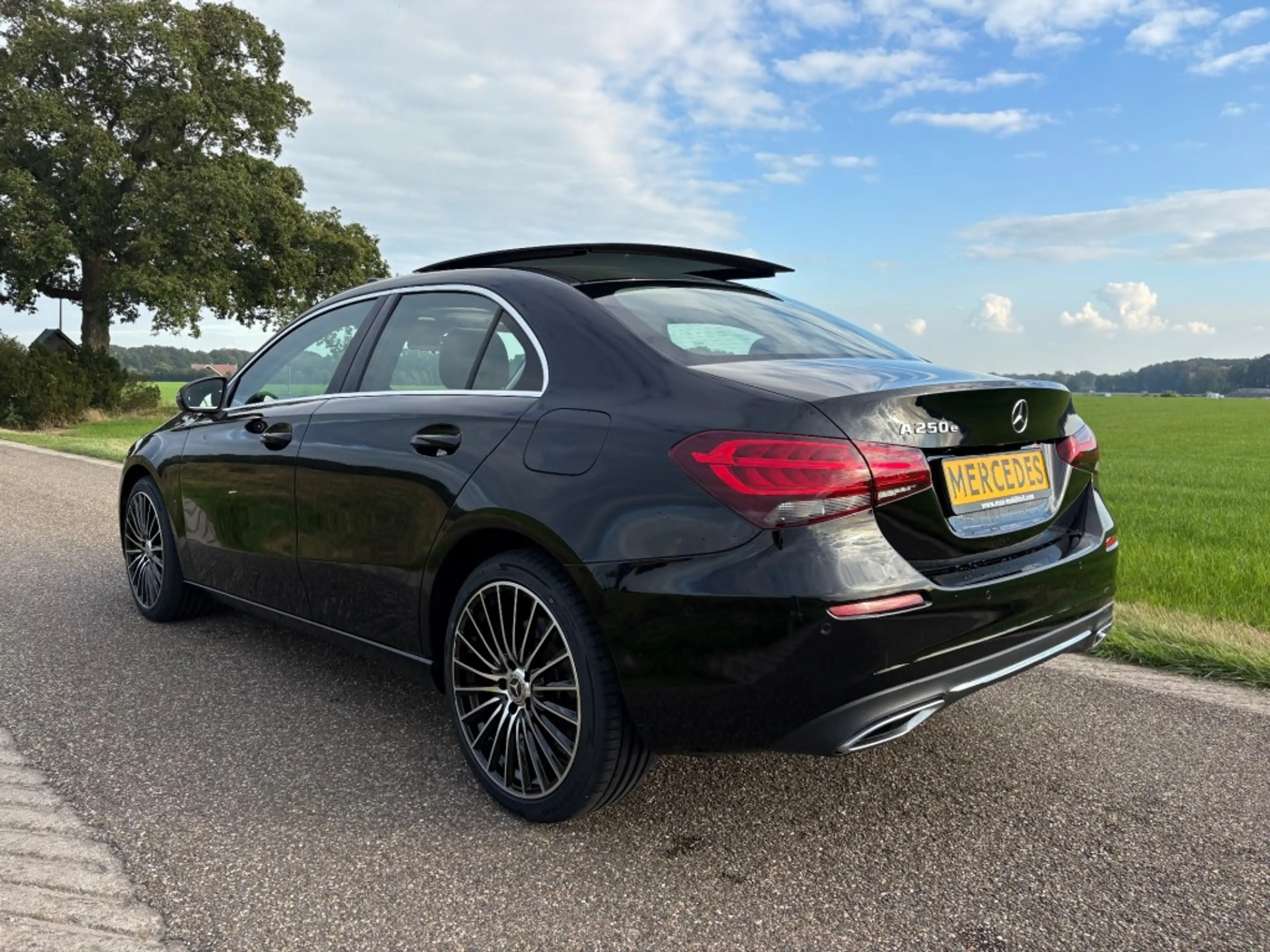 Mercedes-Benz A 250 250e / BUSINESS SOLUTION / PANO / TOPSTAAT / VOL — photo 2