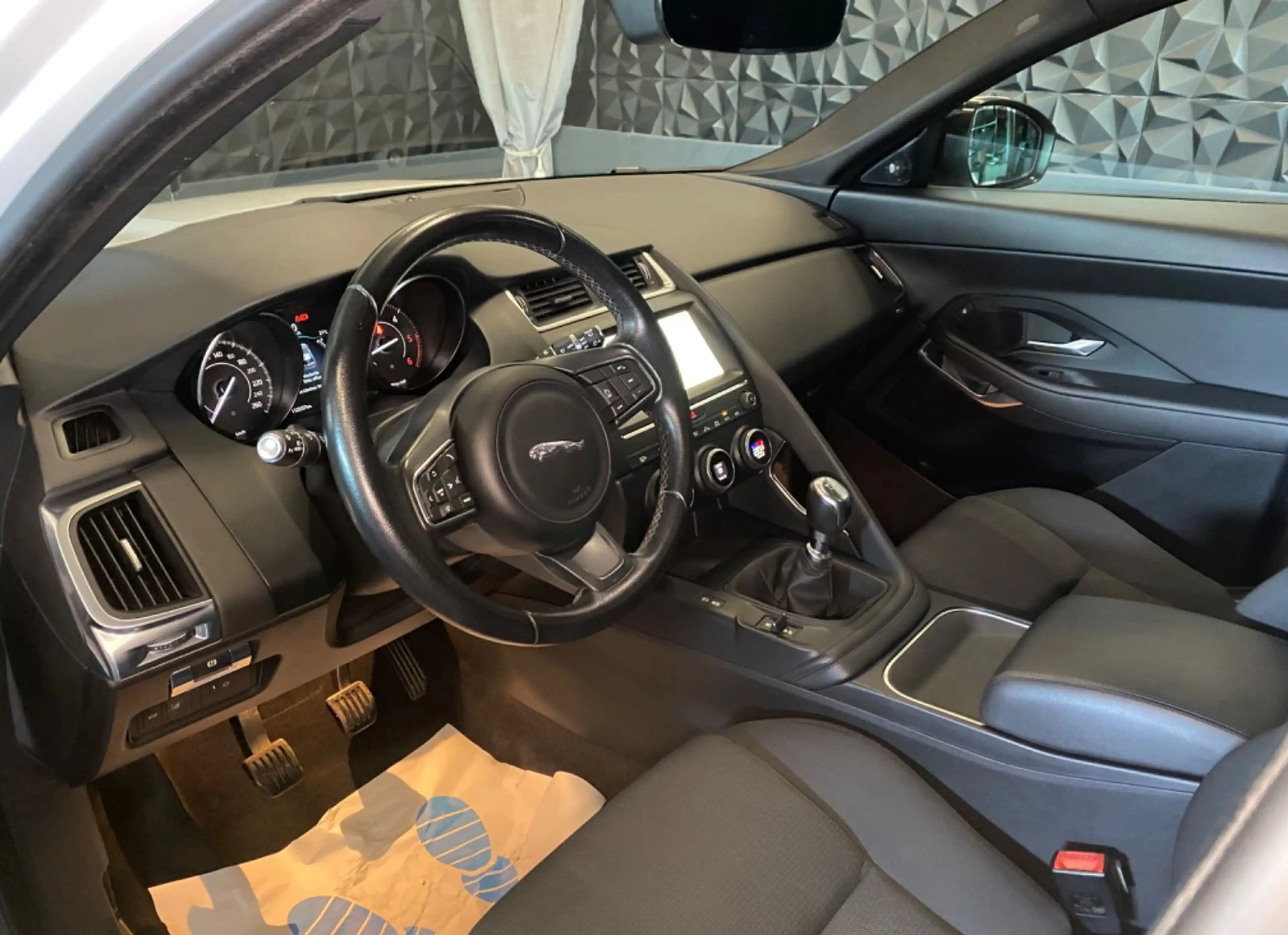 Jaguar E-Pace AHK, Kamera, Navi, LED, TÜV neu — photo 12