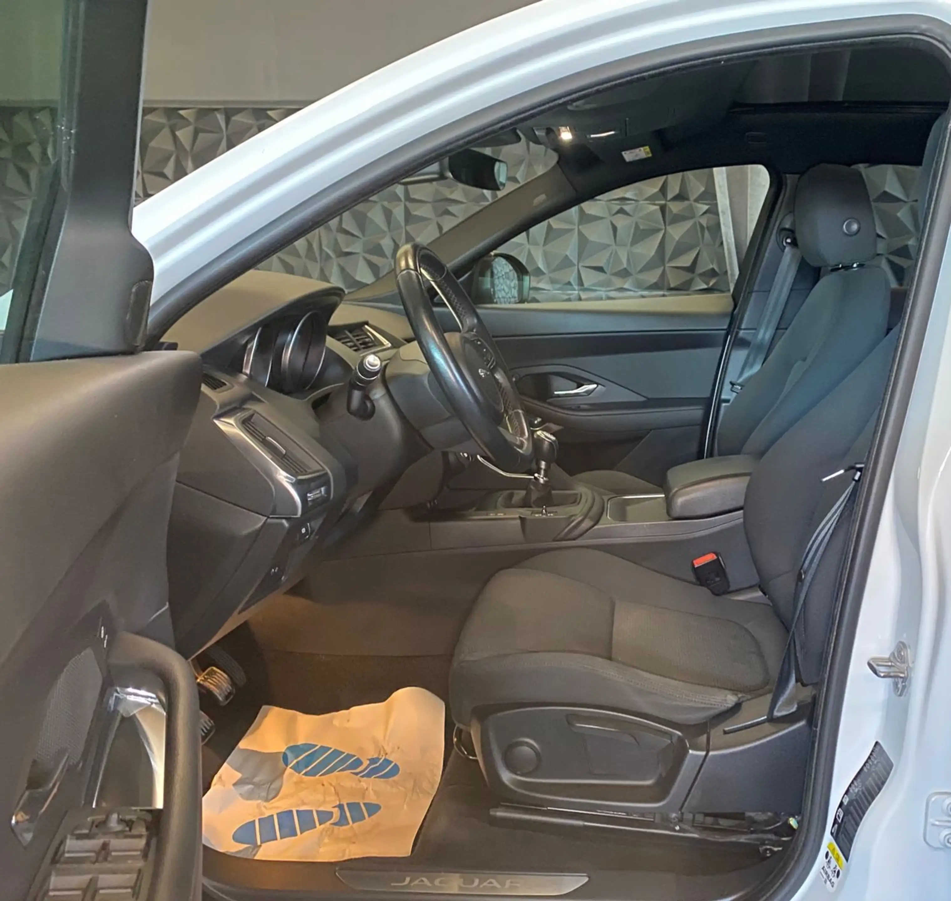 Jaguar E-Pace AHK, Kamera, Navi, LED, TÜV neu — photo 11