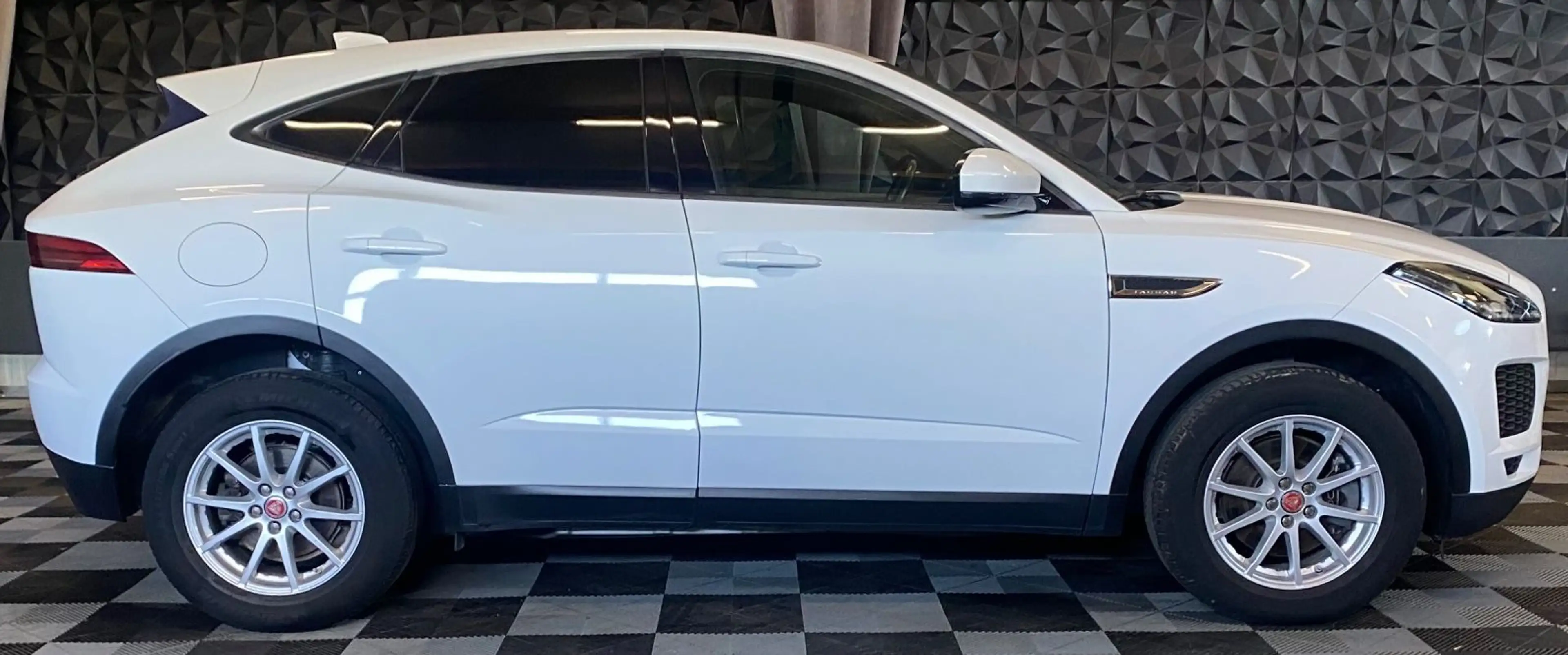 Jaguar E-Pace AHK, Kamera, Navi, LED, TÜV neu — photo 8