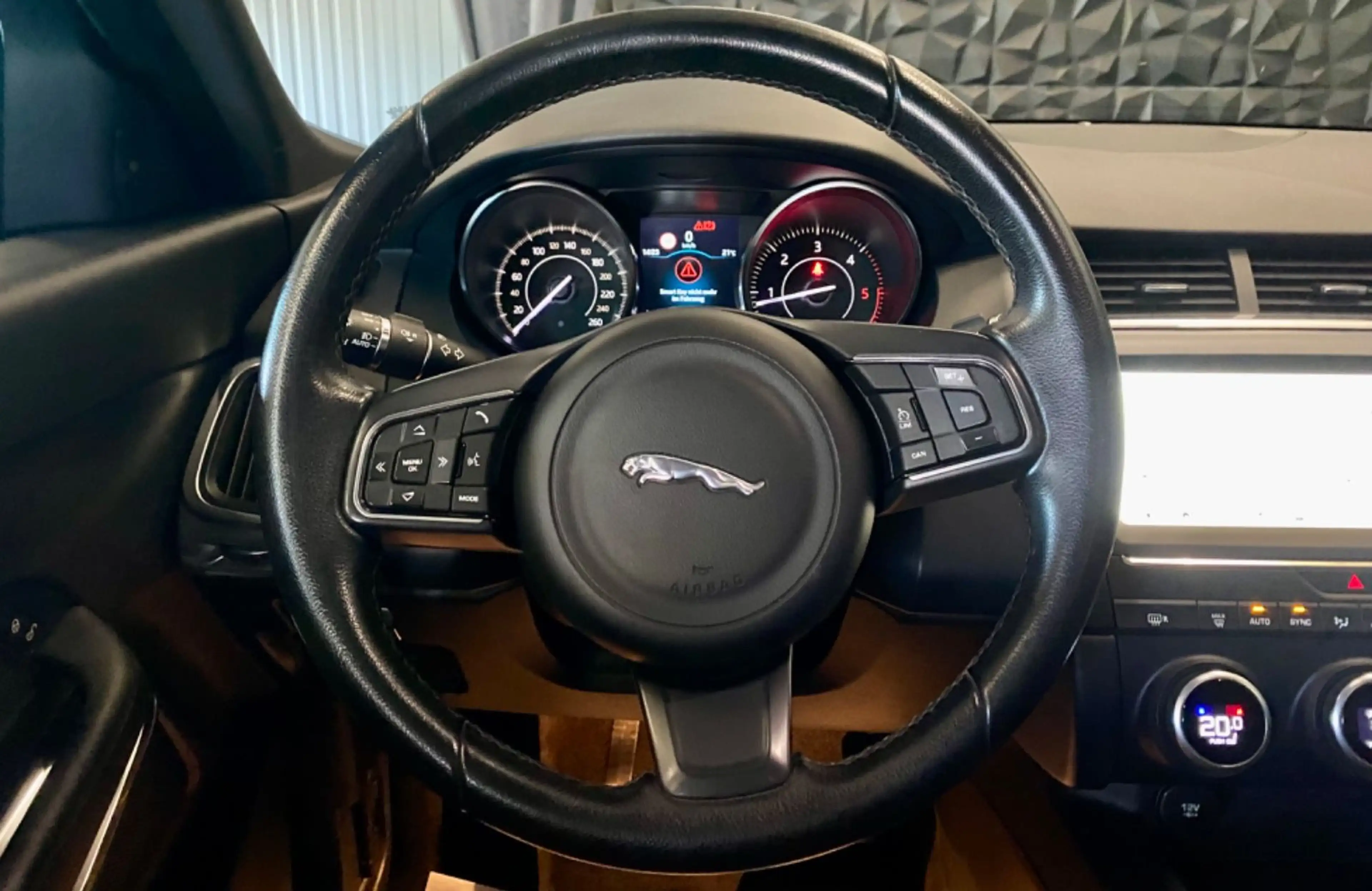 Jaguar E-Pace AHK, Kamera, Navi, LED, TÜV neu — photo 14