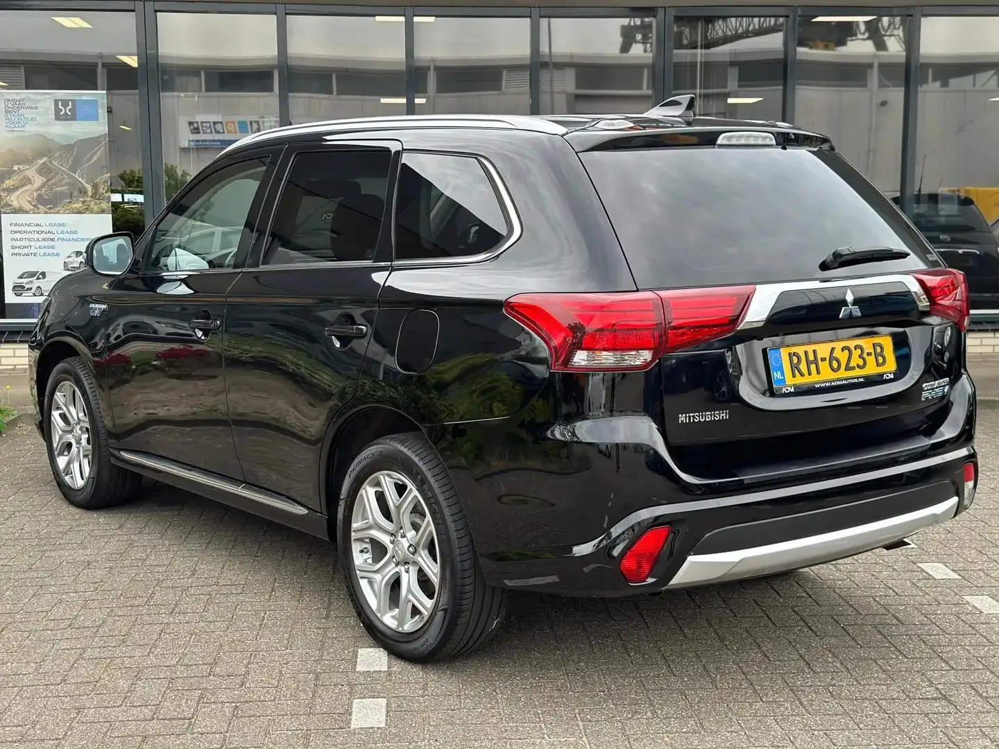 Mitsubishi Outlander 2.0 PHEV Pure Zwart - 2