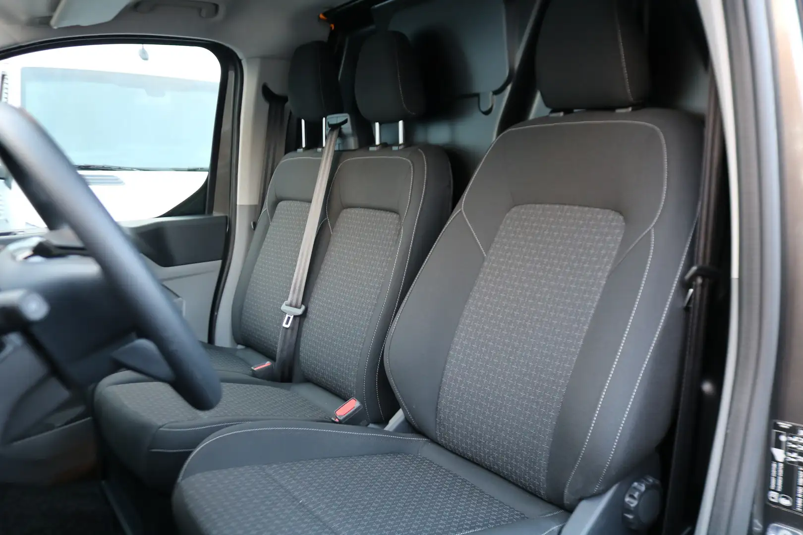 Ford Transit Custom E-Transit 340 L2 H1 Trend 65 kWh (direct leverbaar Grijs - 2