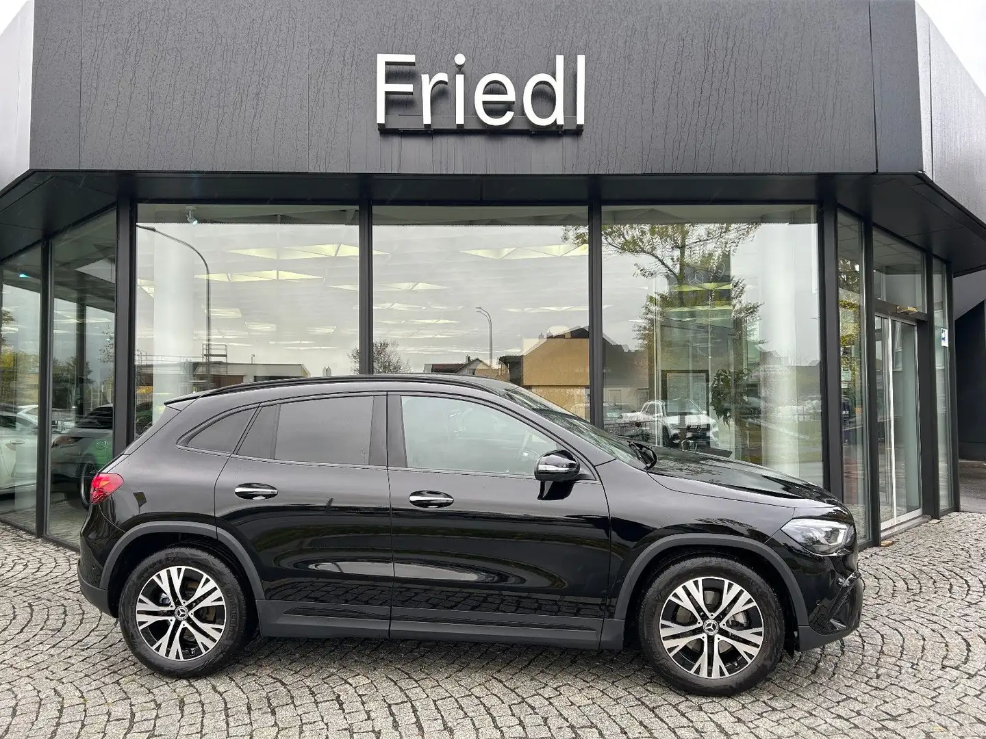 Mercedes-Benz GLA 200 Edition Progr.,360, Distr., Night, AHK Noir - 2