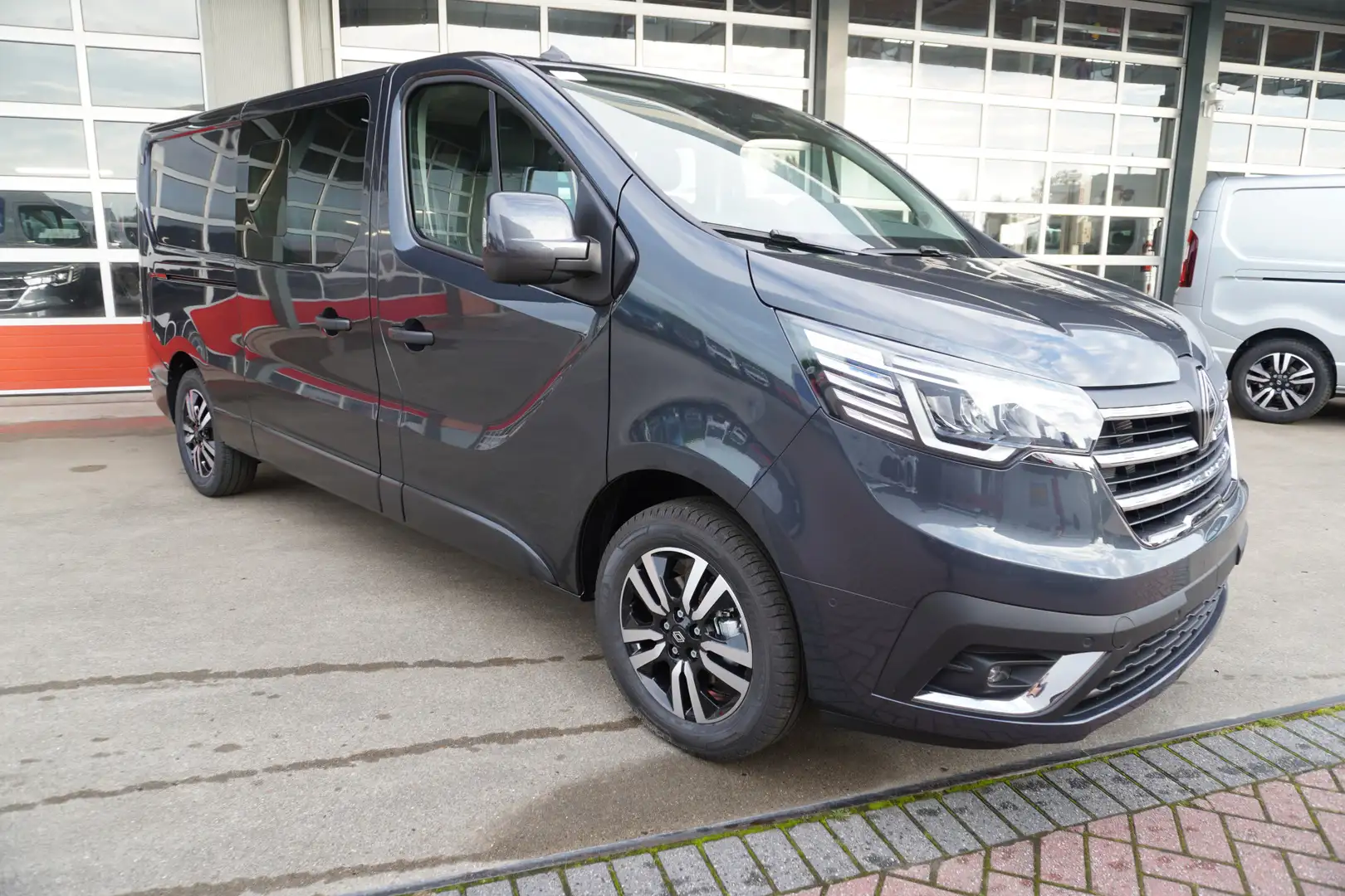 Renault Trafic 2.0 Bleu dCi EDC 170PK L2H1 Extra DubbelCabine Aut Gris - 2