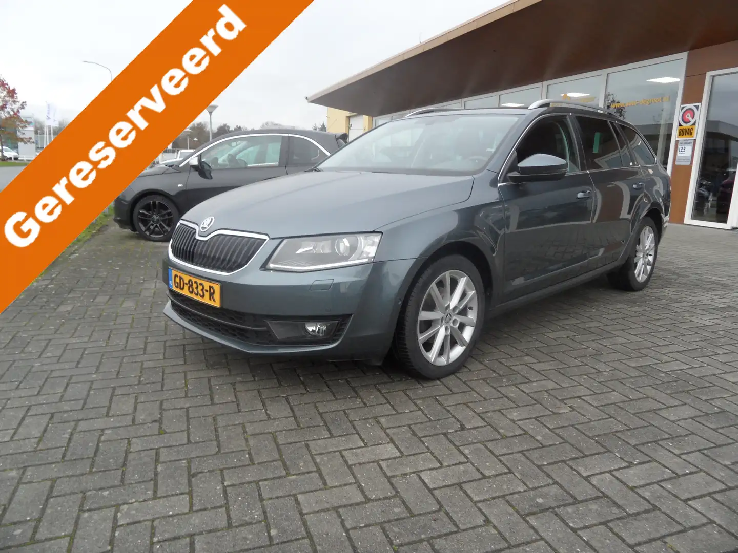 Skoda Octavia Combi 1.6 TDI Elegance Businessline Automaat Grau - 1